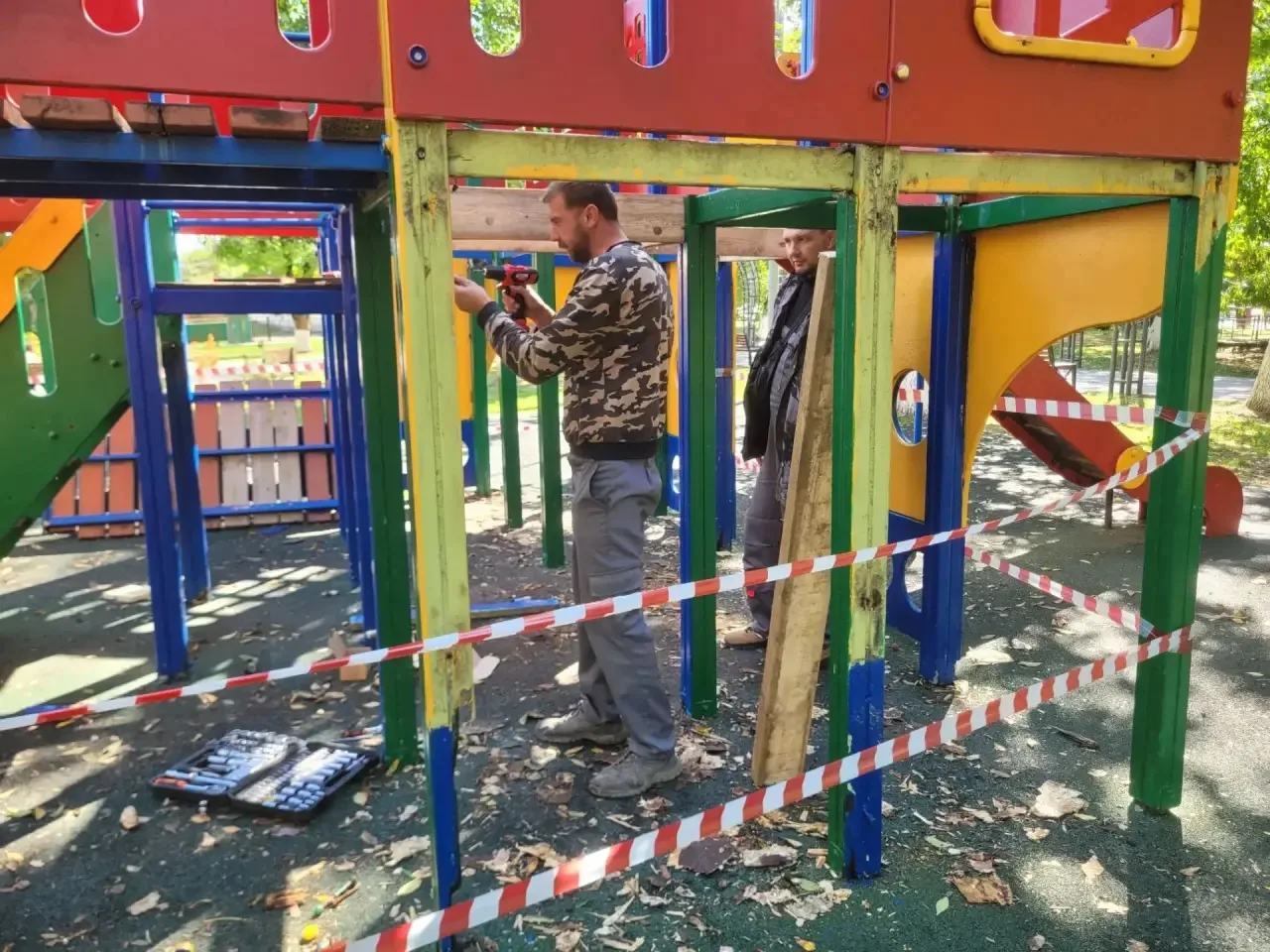 В центральном парке продолжаются работы по укреплению конструкции детского игрового обо...