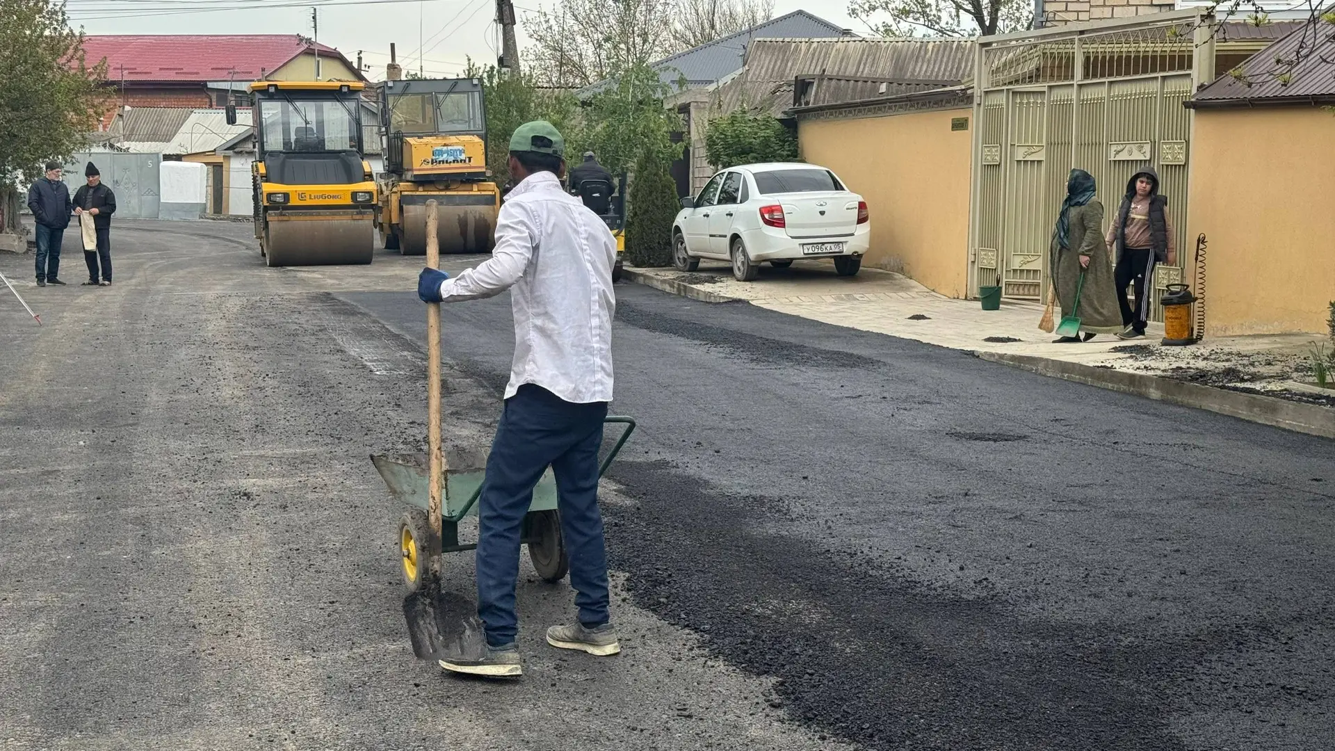 В Хасавюрте на улице Дербентская ведутся работы по укладке асфальта  ➖В Хасавюрте на улице Дербентск