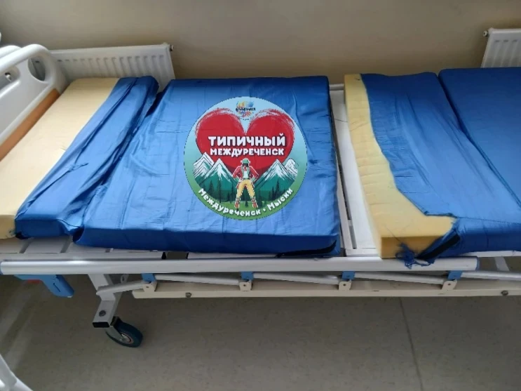 Кровать в травматологическом отделении, люди с переломами лежат на них сутками, может быть из админи