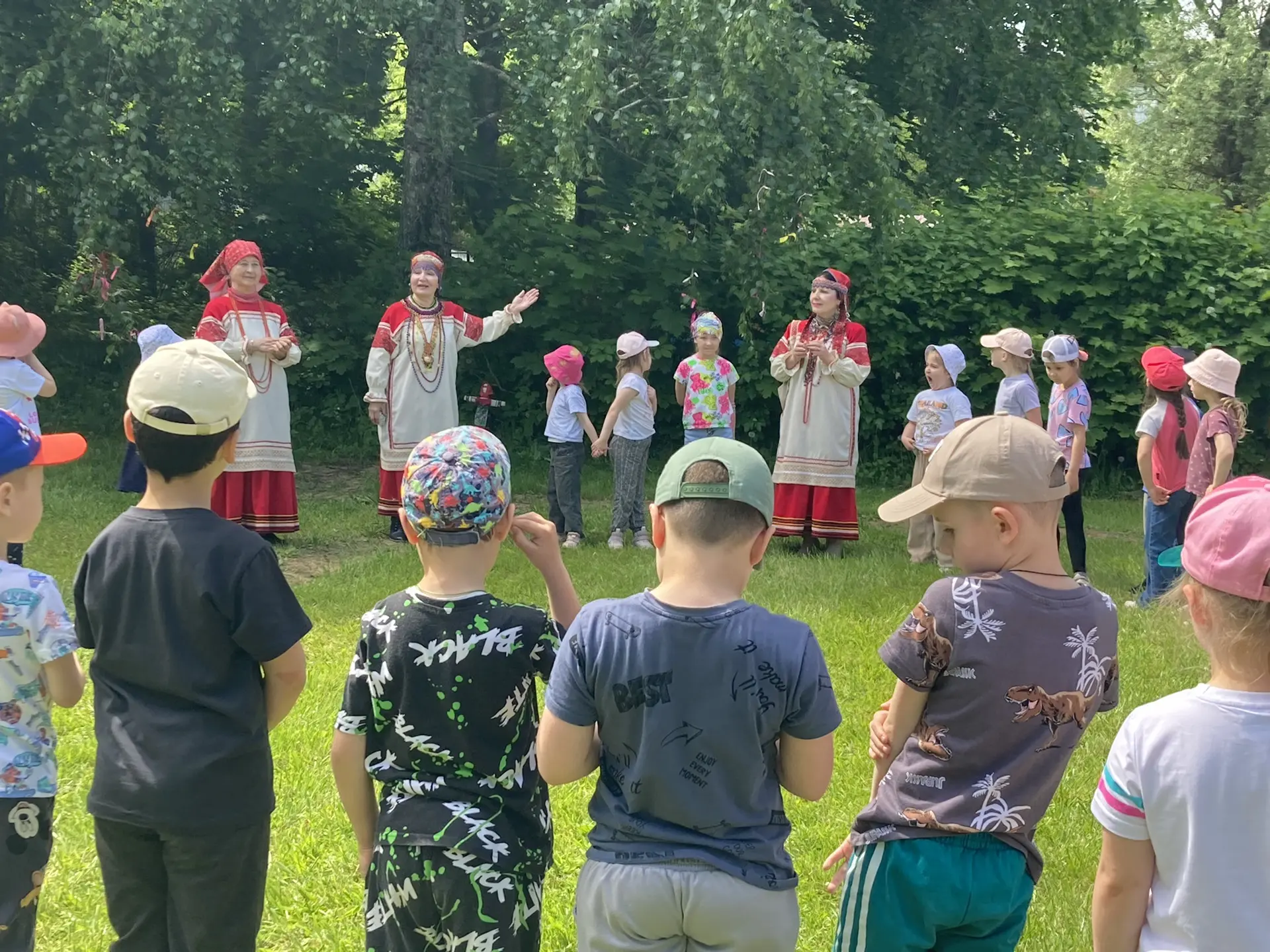 Сегодня сотрудники культурно-просветительского центра «Встреча» Елена
Владимировна Шагаль, Надежда А