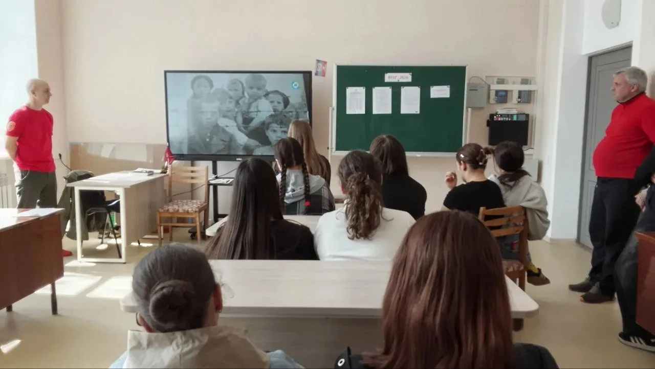 С чего начинается Родина?
С картинки в твоём букваре...
С хороших и верных товарищей,
Живущих в сосе