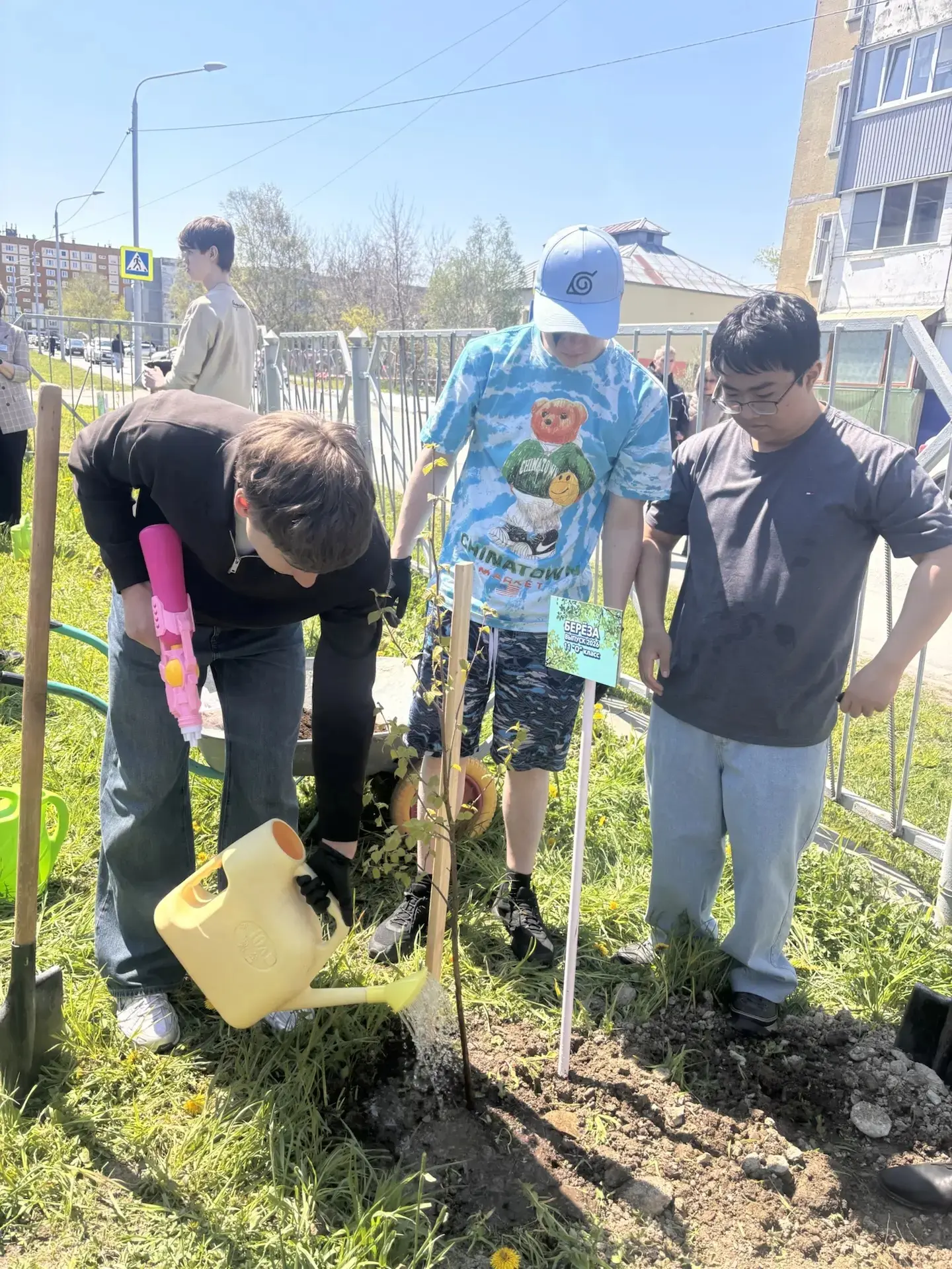 🌳 Живая традиция: аллея выпускников!   Каждый год в День детства на школьном дворе нашей гимназии пр
