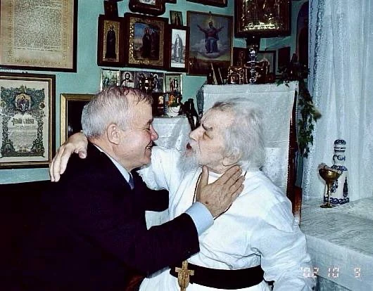 Мы на передовой, волны мути и зла накатываются одна за другой. Но «помощь моя от Господа, сотворшего