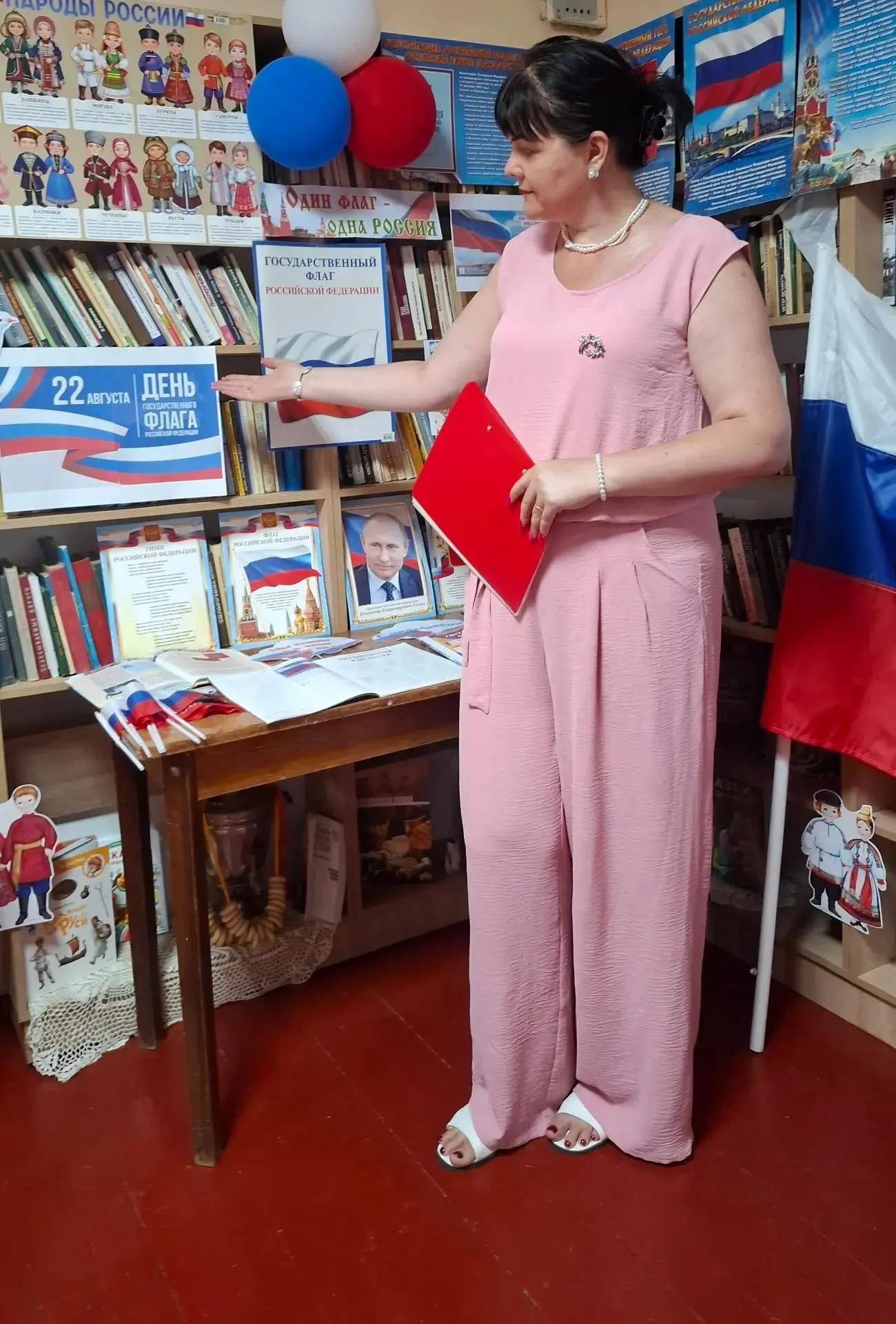 🇷🇺 «Реет флаг над Единой страной»: творческий мастер-класс в Журавлёвской библиотеке