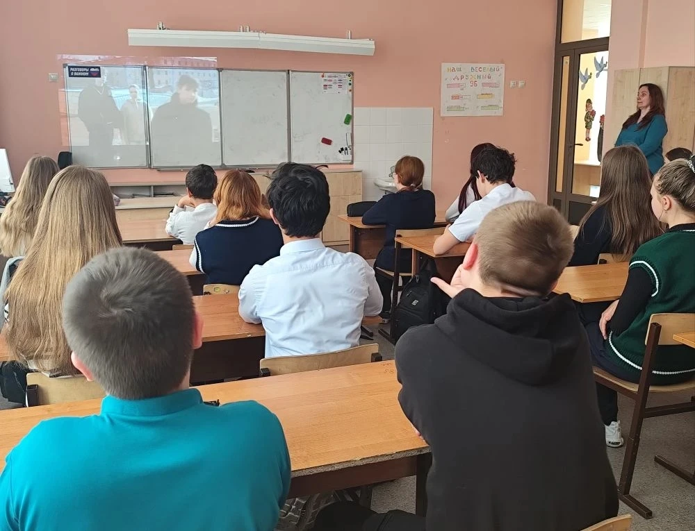 После линеек во всех классах прошли занятия из цикла «Разговоры о важном» на тему: «Что значит работ