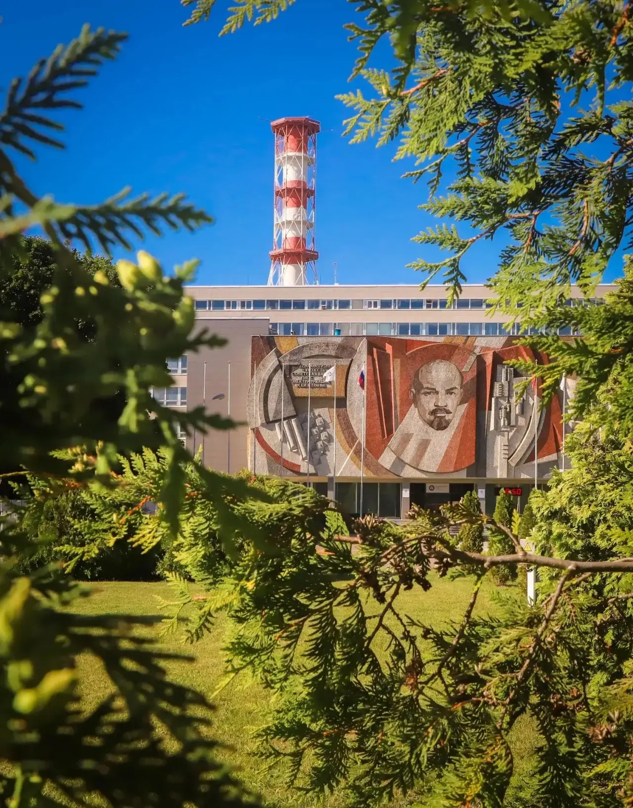 Лето в кармане🏭🌸

Мы подготовили для вас подборку ярких обоев для телефона. На этих кадрах — строг