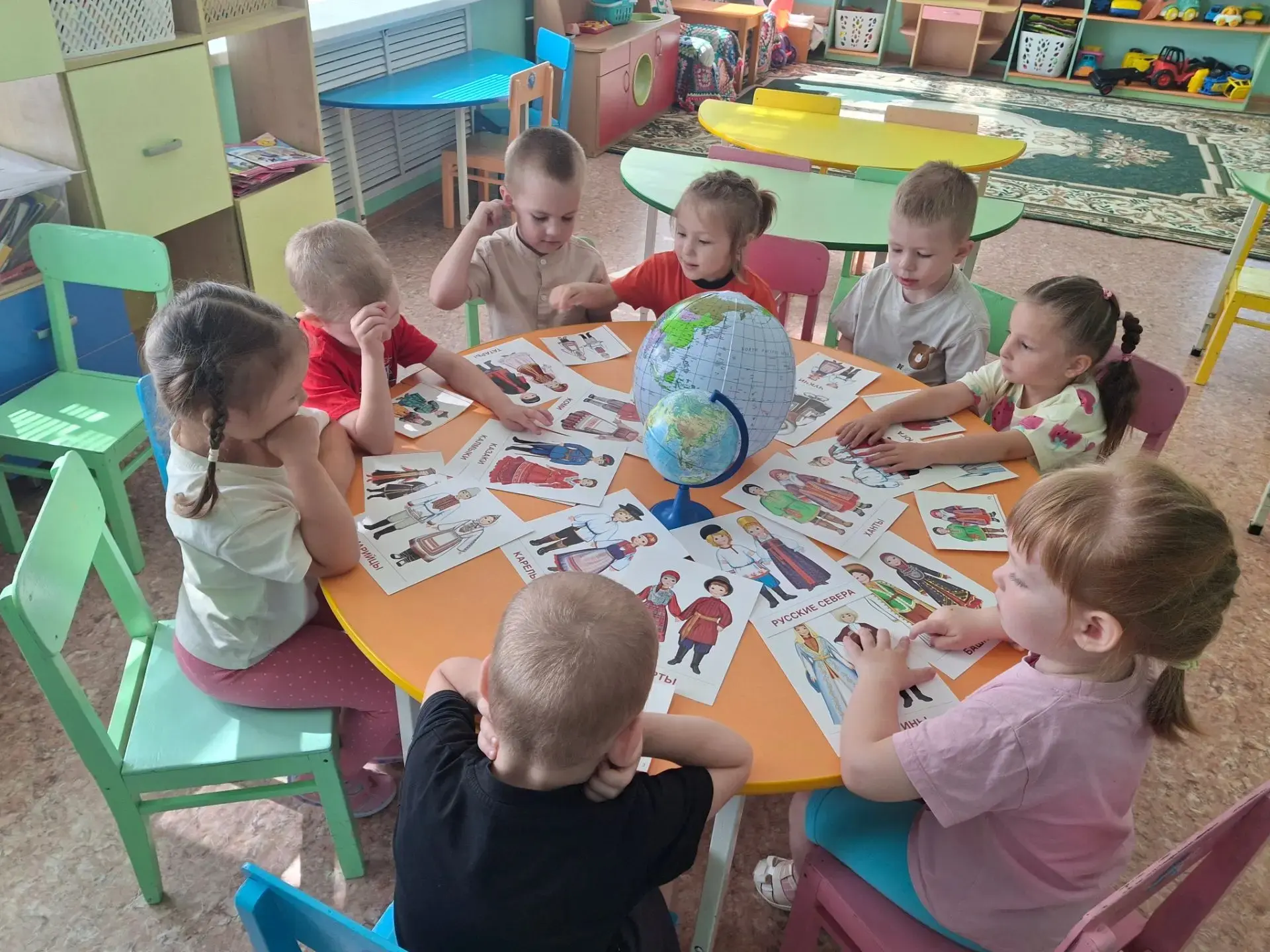 Дружба очень нам нужна,
В жизни нашей так важна:
Коль случиться что -то вдруг, 
К нам приедет на пом