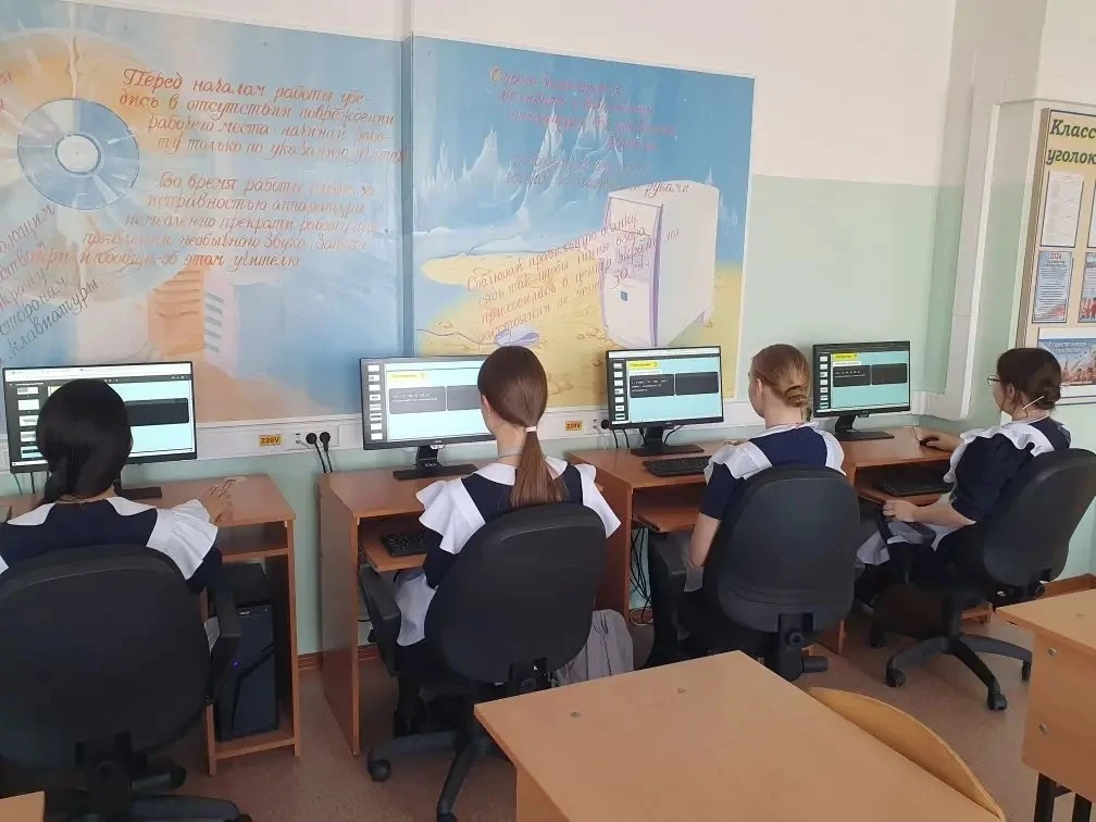 🚀 Код Будущего: Школьная группа учится программировать вместе с Московским Университетом 2035!🚀 Спеш