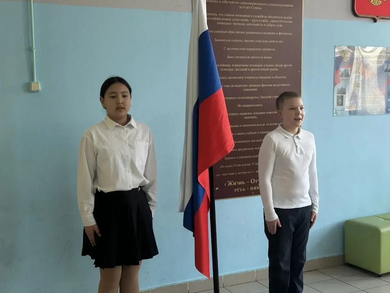 🇷🇺 Утро понедельника: Церемония поднятия флага в Школе 536  🙌 Сегодня, как и положено по традиции, у