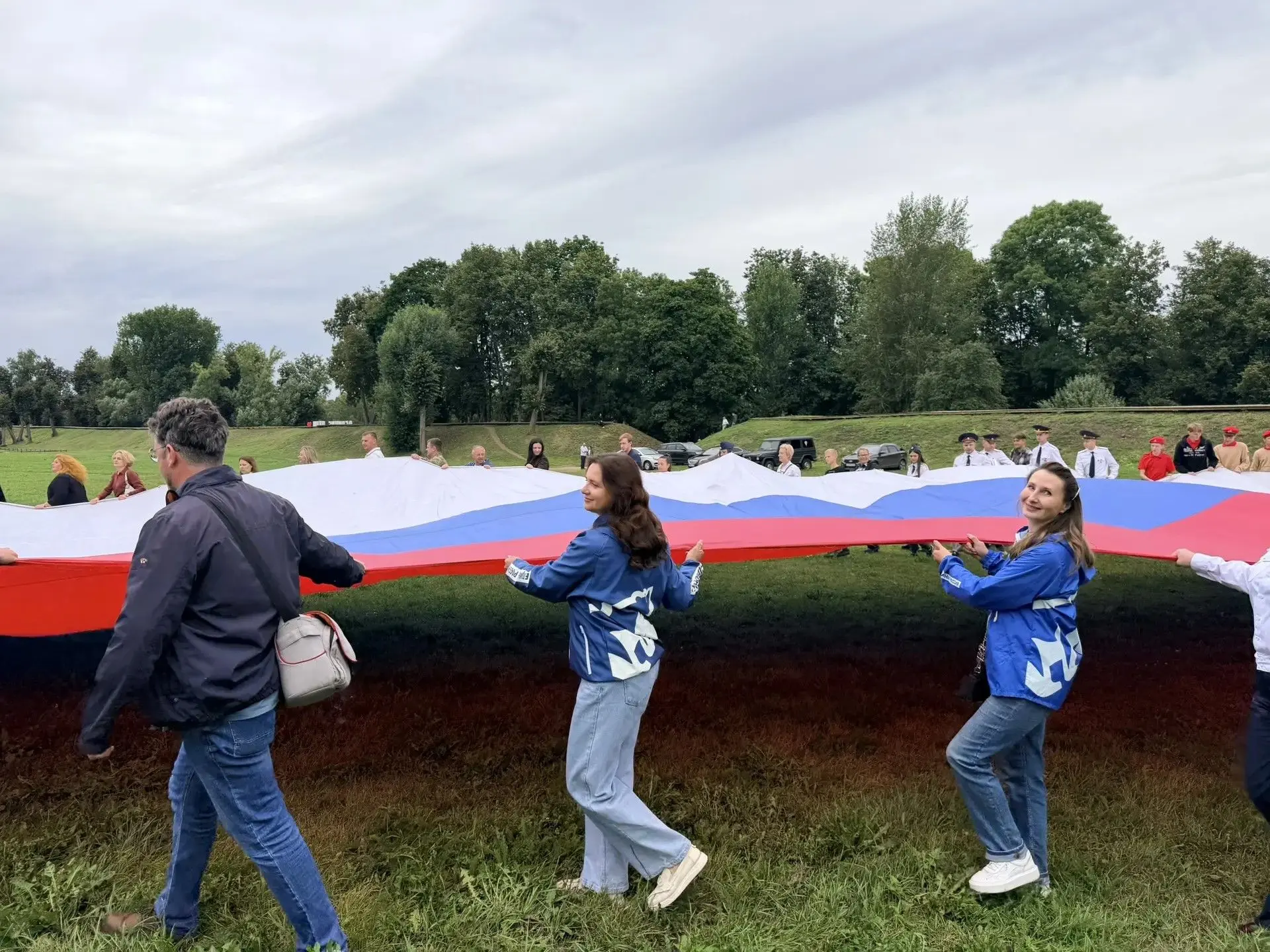 🇷🇺 Ещё одна патриотическая акция прошла в Великих Луках, где развернули 30-метровый ф...