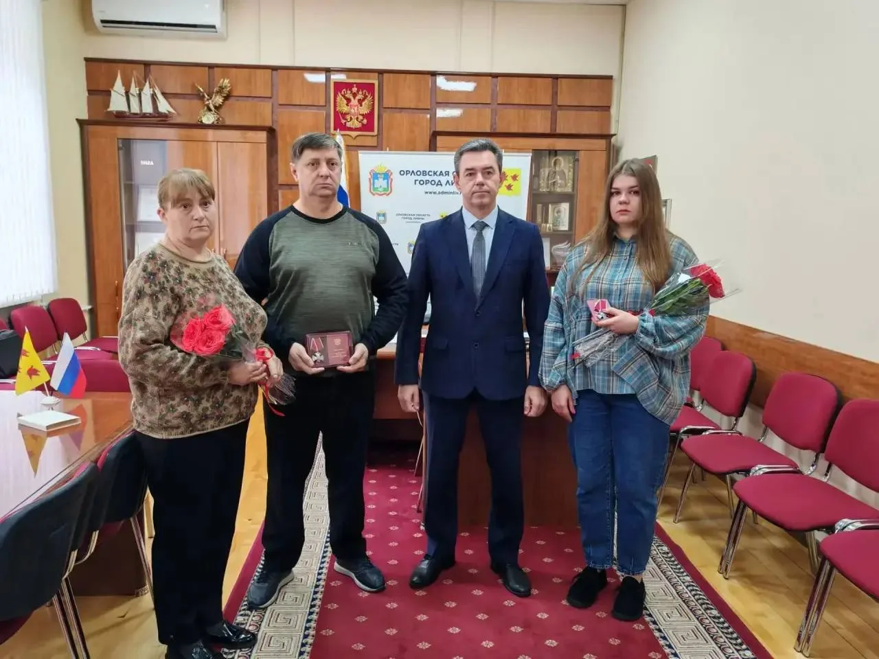 В Ливнах родные погибших участников СВО получили ордена Мужества, врученные им посмертно.