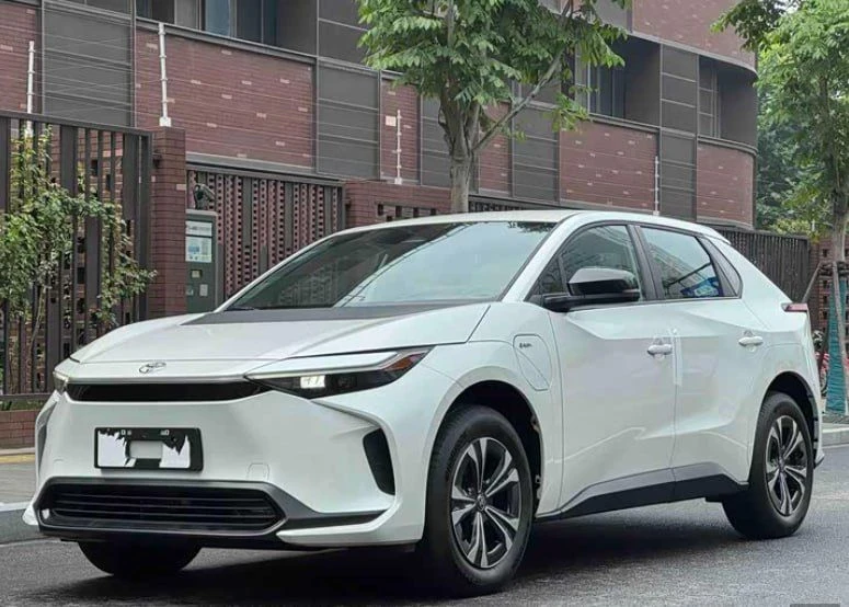 Toyota BZ4X

Пробег: 1.000 км
Двигатель: 204 л.с.
Привод: передний
Год: 2026

Комплектация:
Управлен