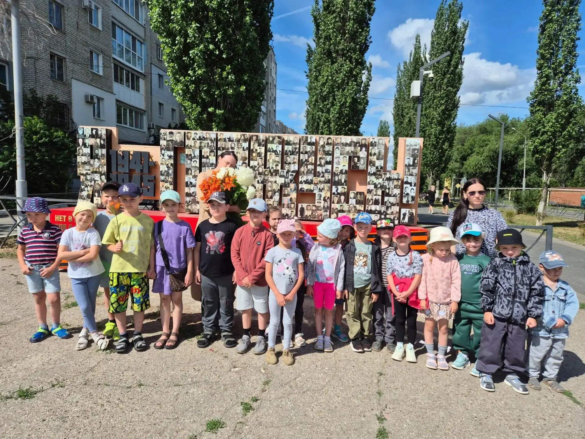 🙏Минута молчания и живые цветы: отдаем дань памяти героям

22 июня, в День памяти и скорби, воспита