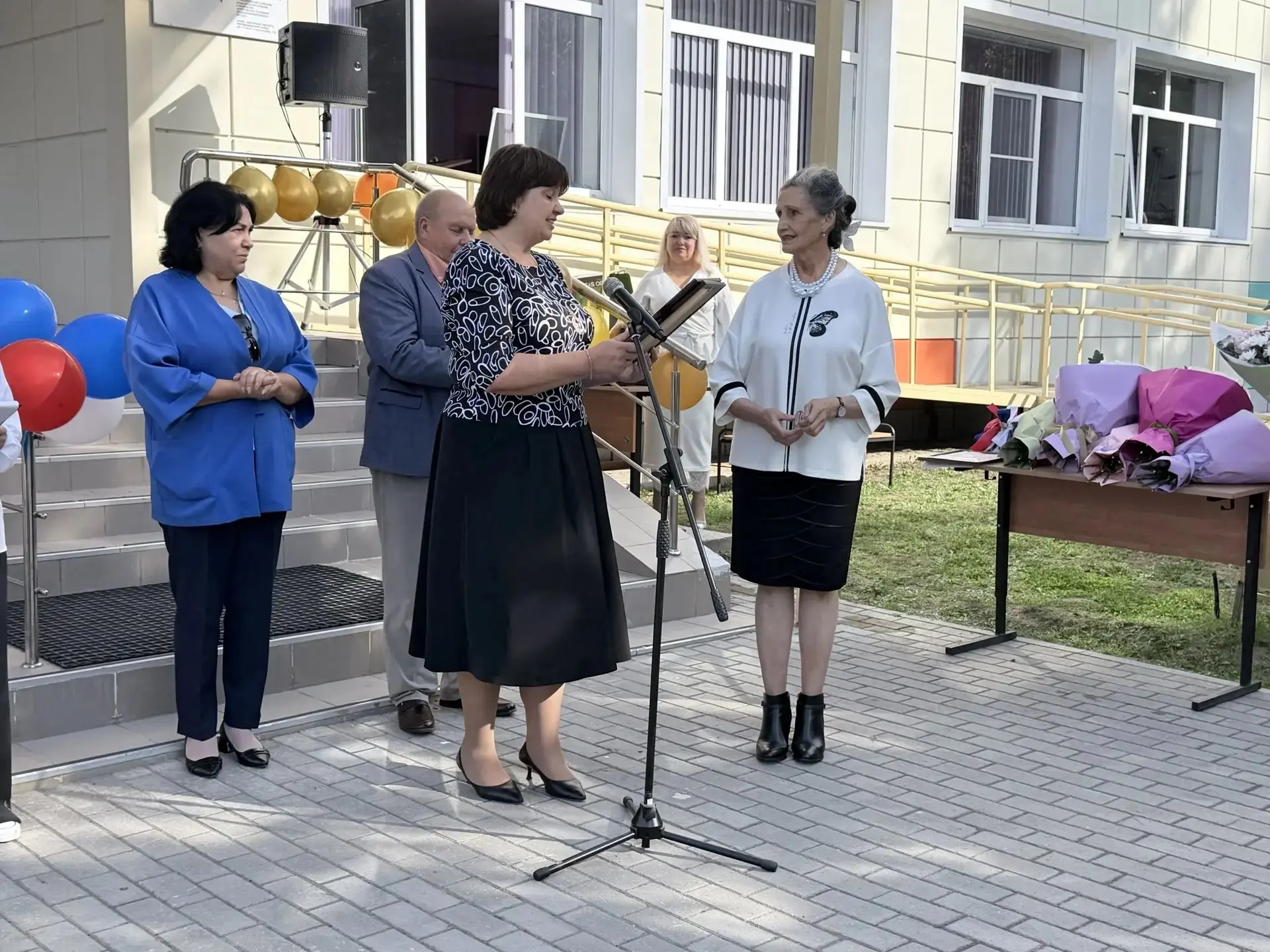 С Днем знаний! В нашей школе прозвенел первый звонок! 🔔