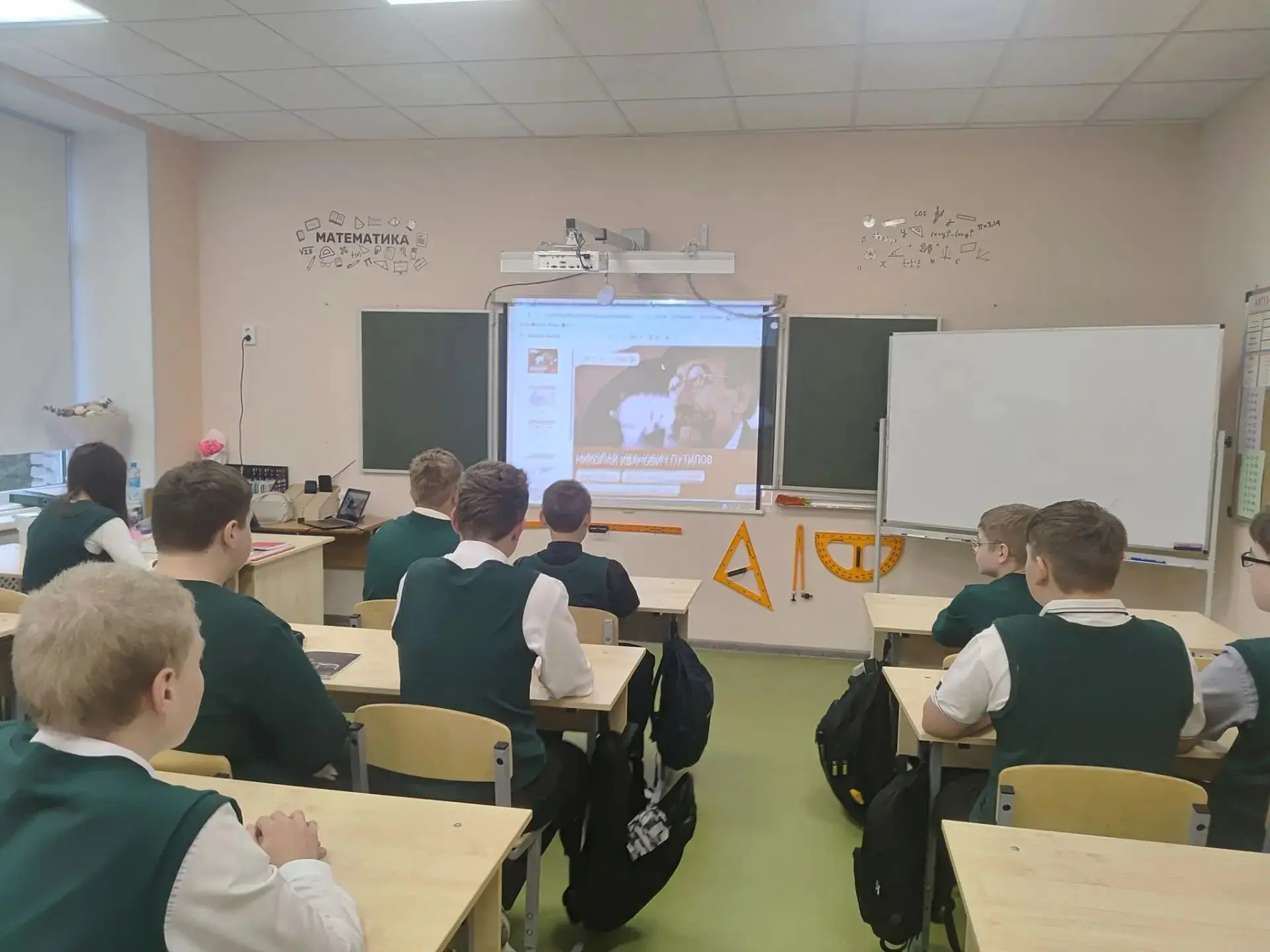 Утро в нашей школе началось с торжественной линейки. Под звуки Гимна Российской Федерац...