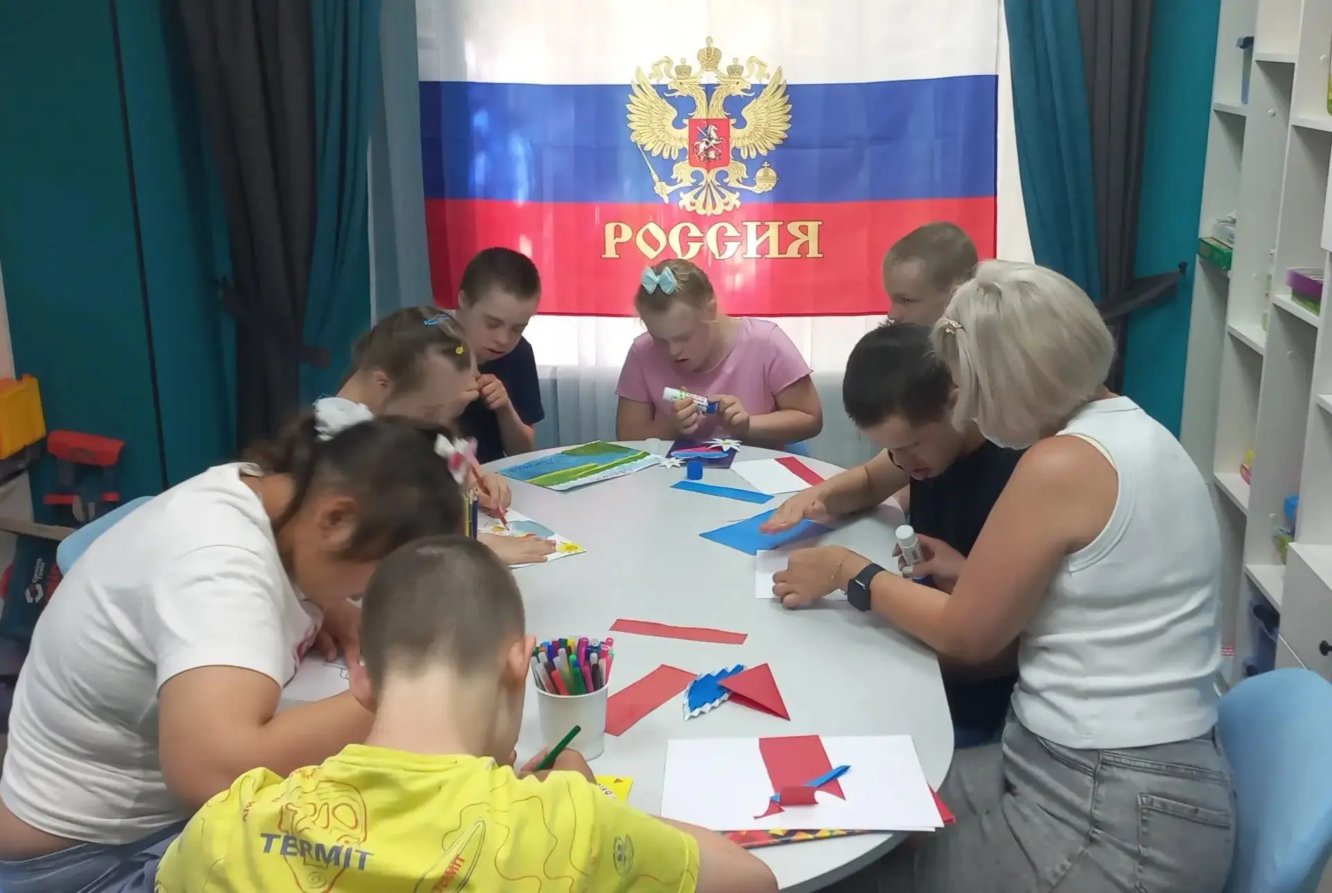В Центре «Доверие» прошёл  познавательный «Час творчества "Российский триколор Единство Народов"! 🇷