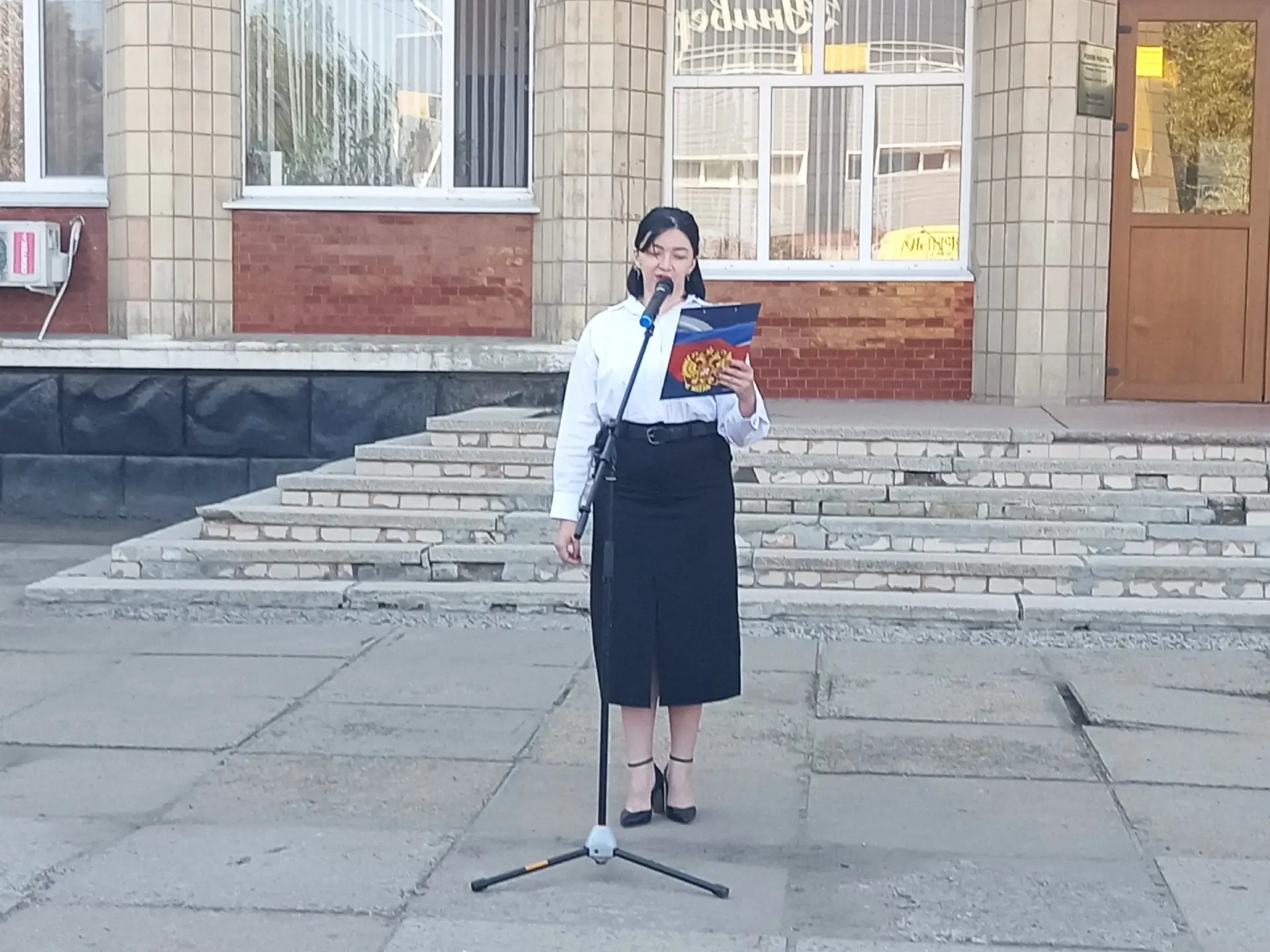 Сегодня, 21 августа, перед зданием Администрации города Лутугино состоялась торжественн...