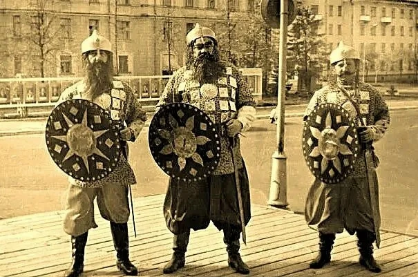 Вы только посмотрите, какие красавчики собрались на саровской площади 35 лет назад.