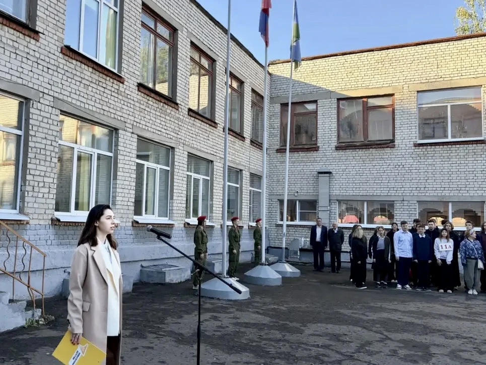 🇷🇺Сегодня утро в МАОУ СОШ №31 началось с линейки, на которой с учащимися говорили о т...