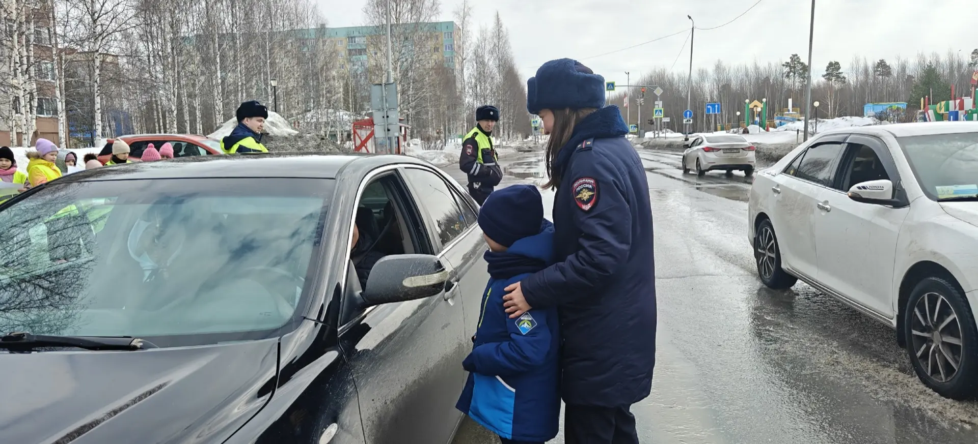 🚦 Юные инспекторы дорожного движения нашей школы вышли на дороги, чтобы поздравить ГАИ с 90-летием и