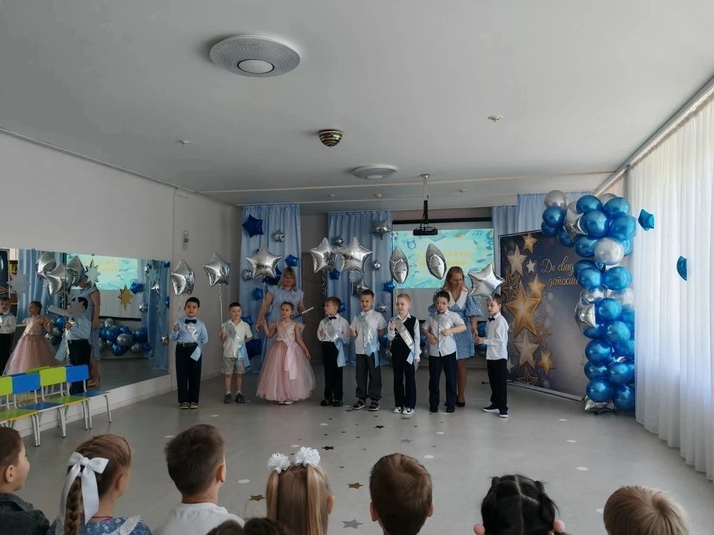 Вот и прошел выпускной в группах "Фиалки" И "Колокольчики".