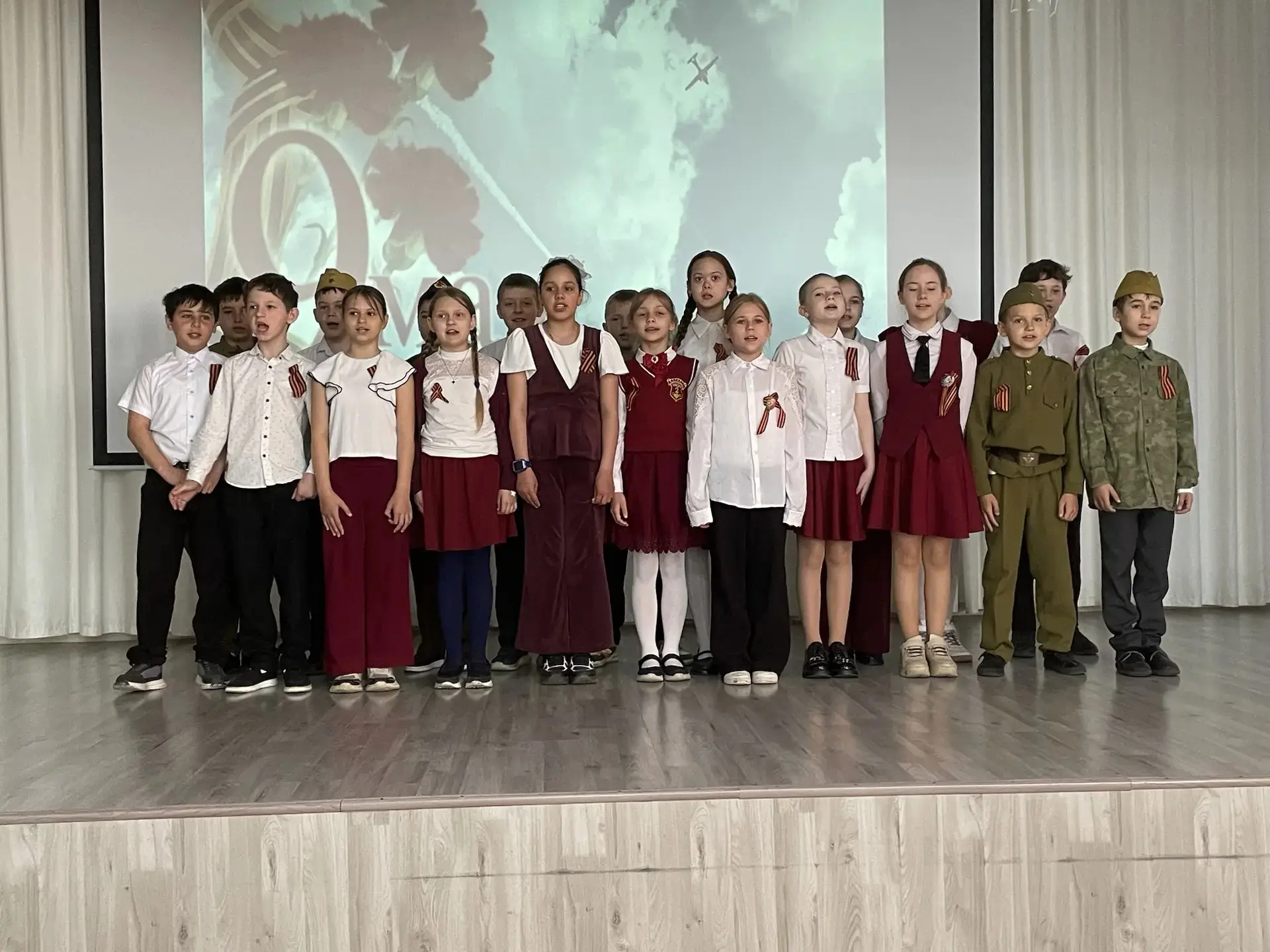 В преддверии 9 Мая ученики начальной школы приняли участие в акции «Классика Победы», посвящённой 81