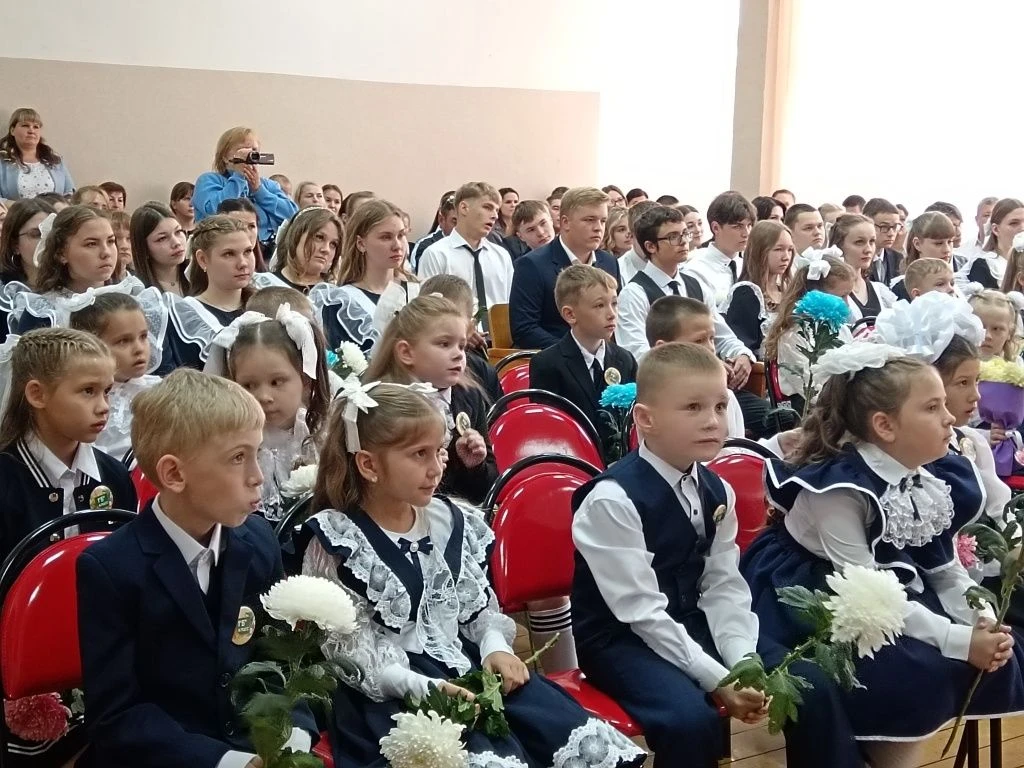 1 сентября — День Знаний. Праздник цветов, книг, друзей, улыбок, света. Двери нашей шко...
