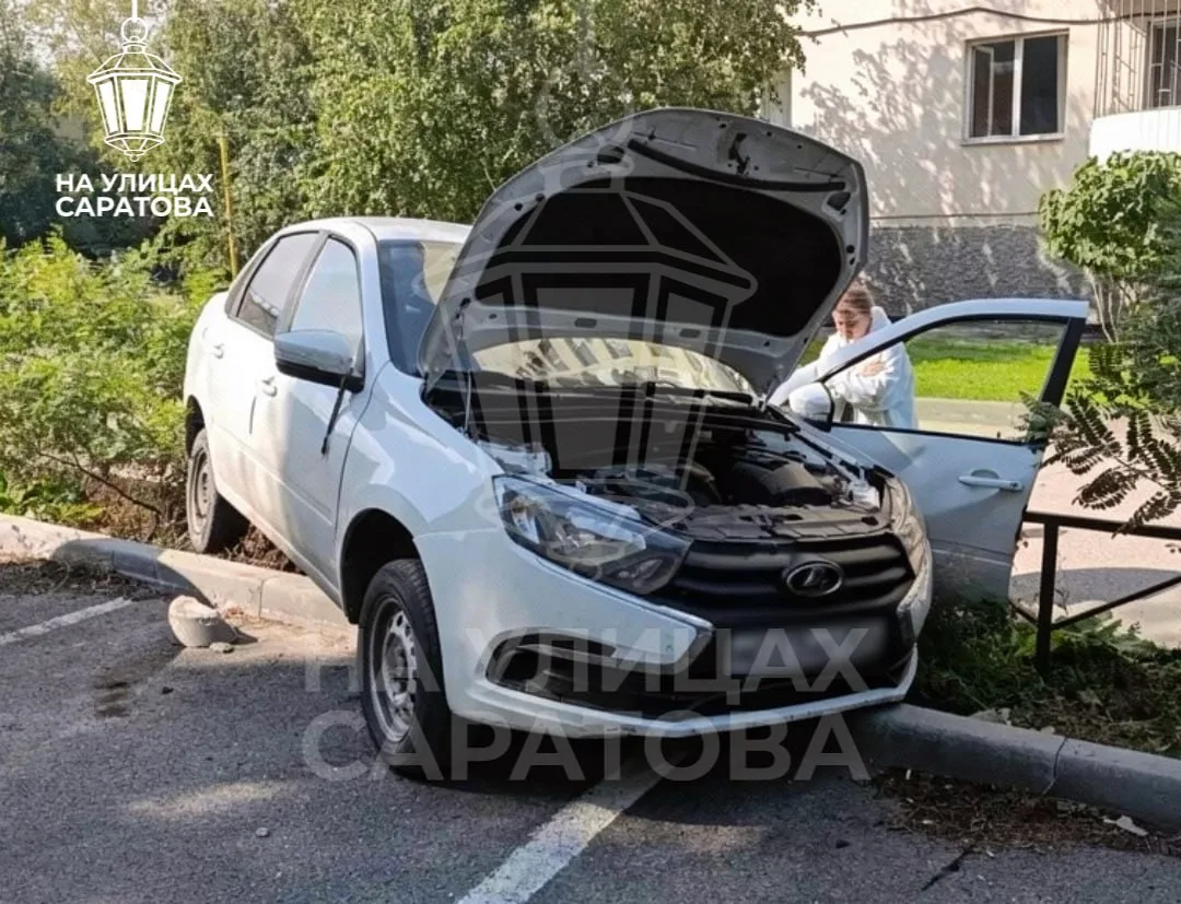 😱Человек вылетел на ходу «Лады» в Ленинском районе — момент попал на видео