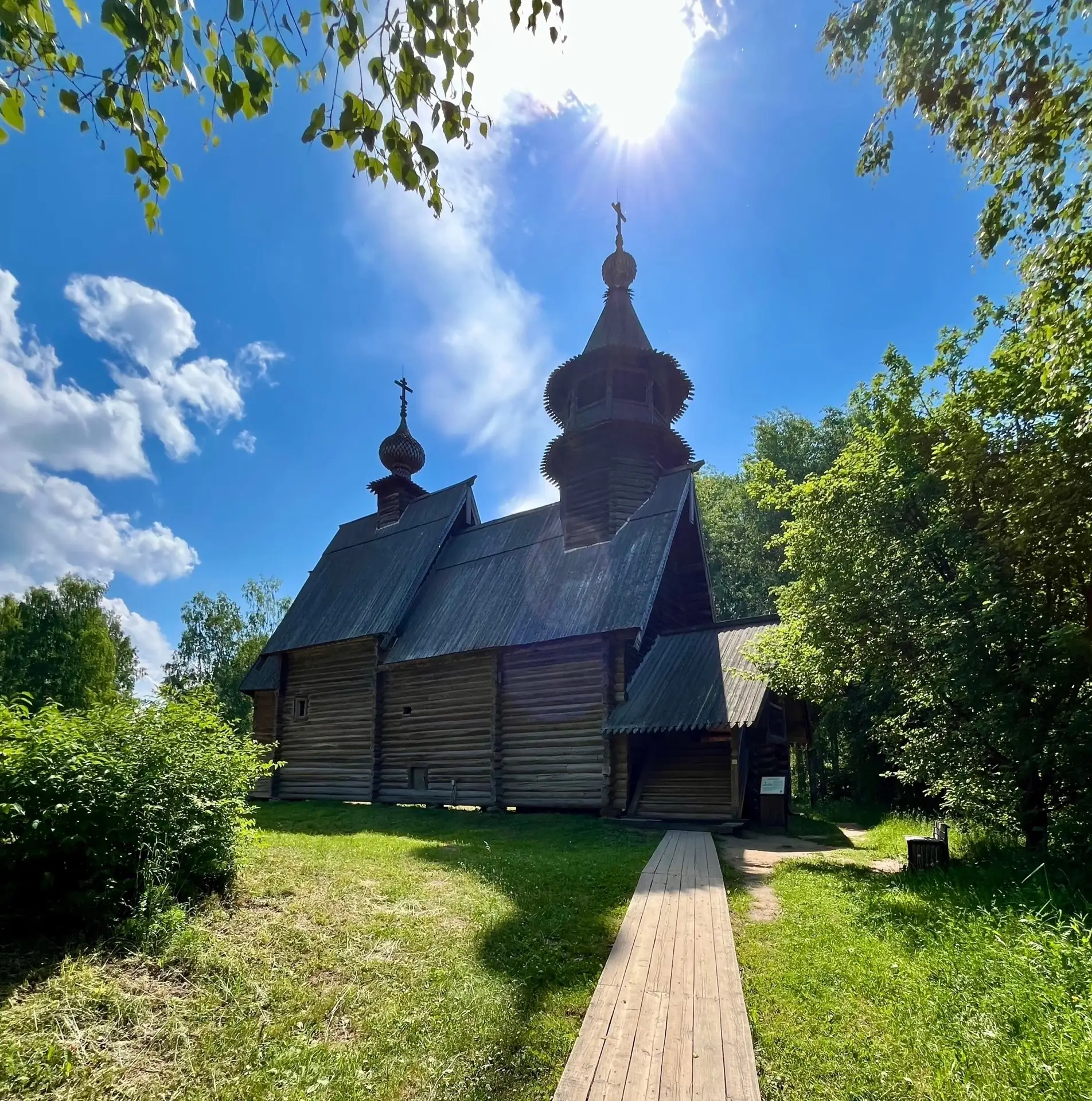 Летняя сказка деревянного зодчества в Костроме ☀️

Теплые солнечные дни добавляют особого уюта и оча