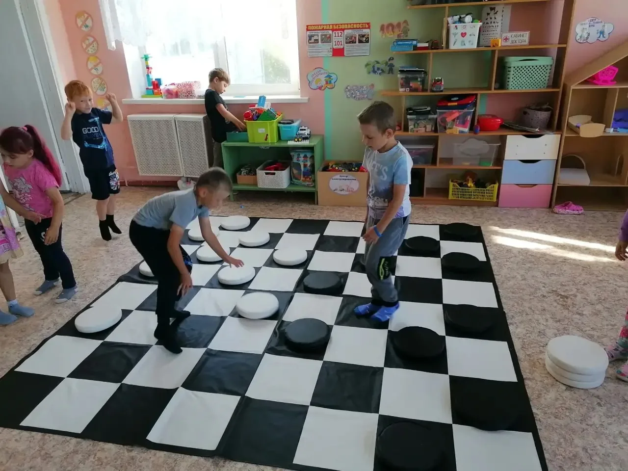 В нашем детском саду прошёл увлекательный проект «Шашки на полу»! Мы решили сделать игр...