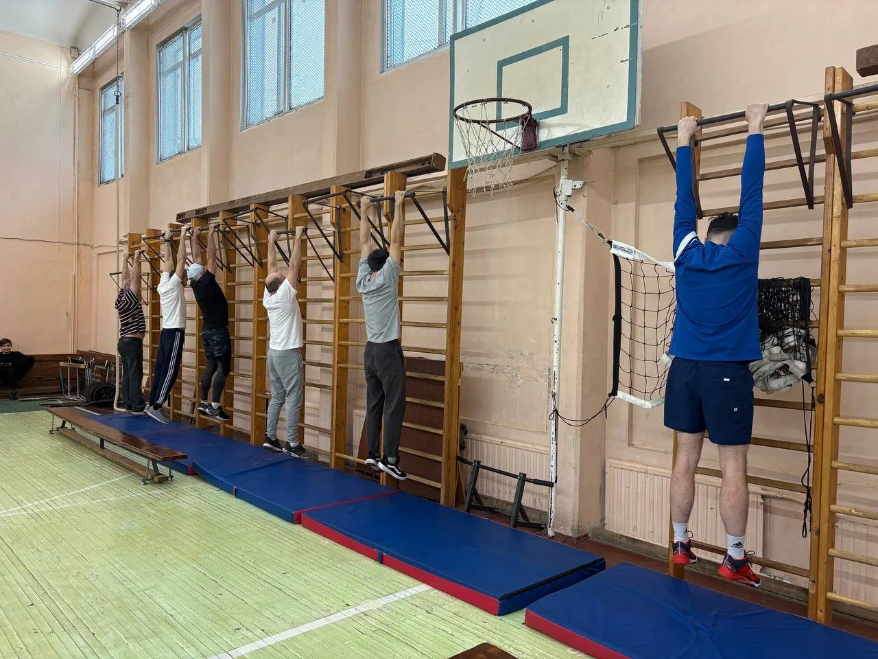 👨 В пятницу в школьном спортивном зале прошел весёлый и динамичный семейный праздник «А ну-ка, папы»