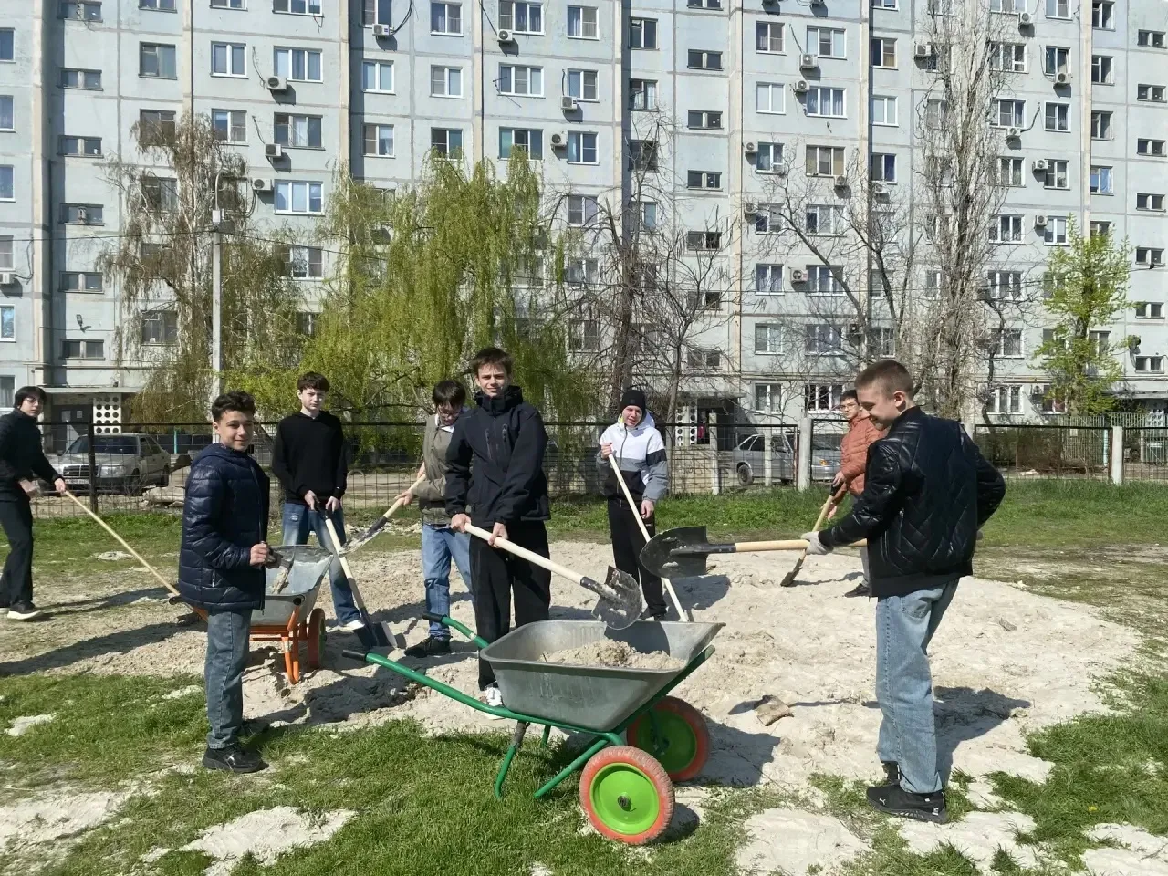 🌱 Благоустройство школьного двора: вклад наших учеников! 🌱  Сегодня на территории школы прошла масшт