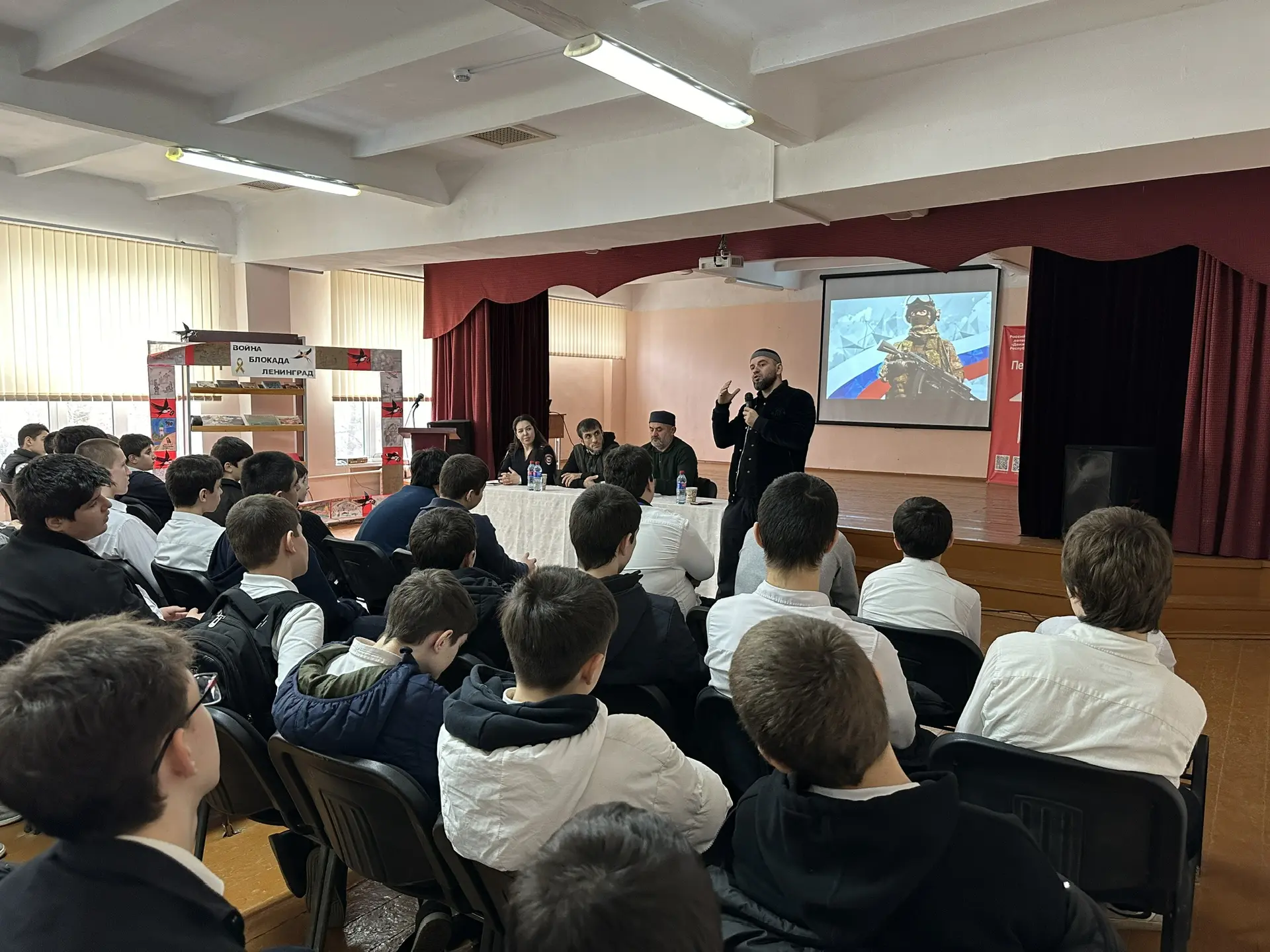 Сегодня, 18 февраля, в актовом зале школы состоялась встреча представителей  Муфтията РД и участнико