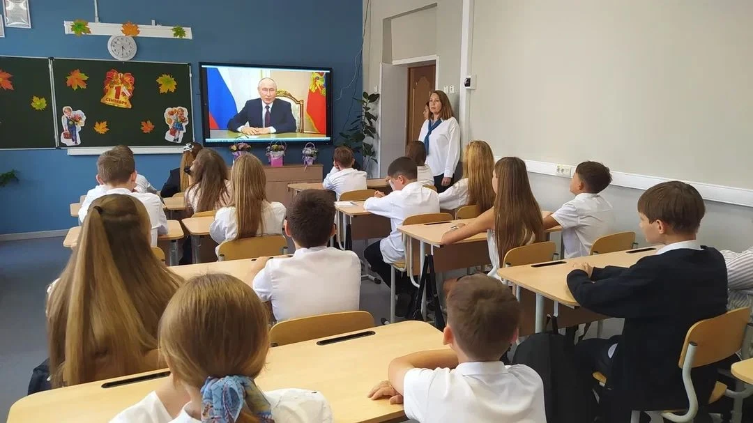 Наша учебная неделя по традиции началась с торжественного поднятия флага и «Разговоров ...