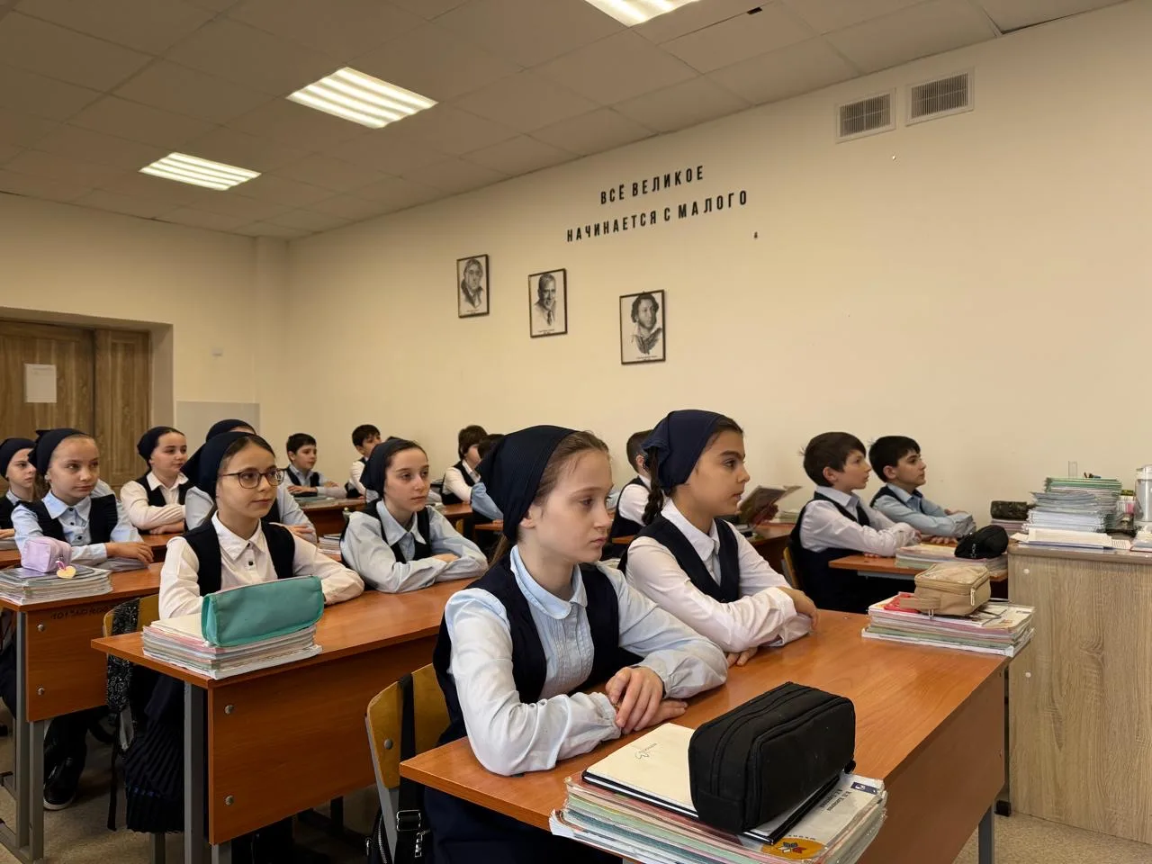 В МБОУ «СОШ № 39 им. Айдамирова Р.А.» прошли «Разговоры о важном», посвященные Дню защитника Отечест