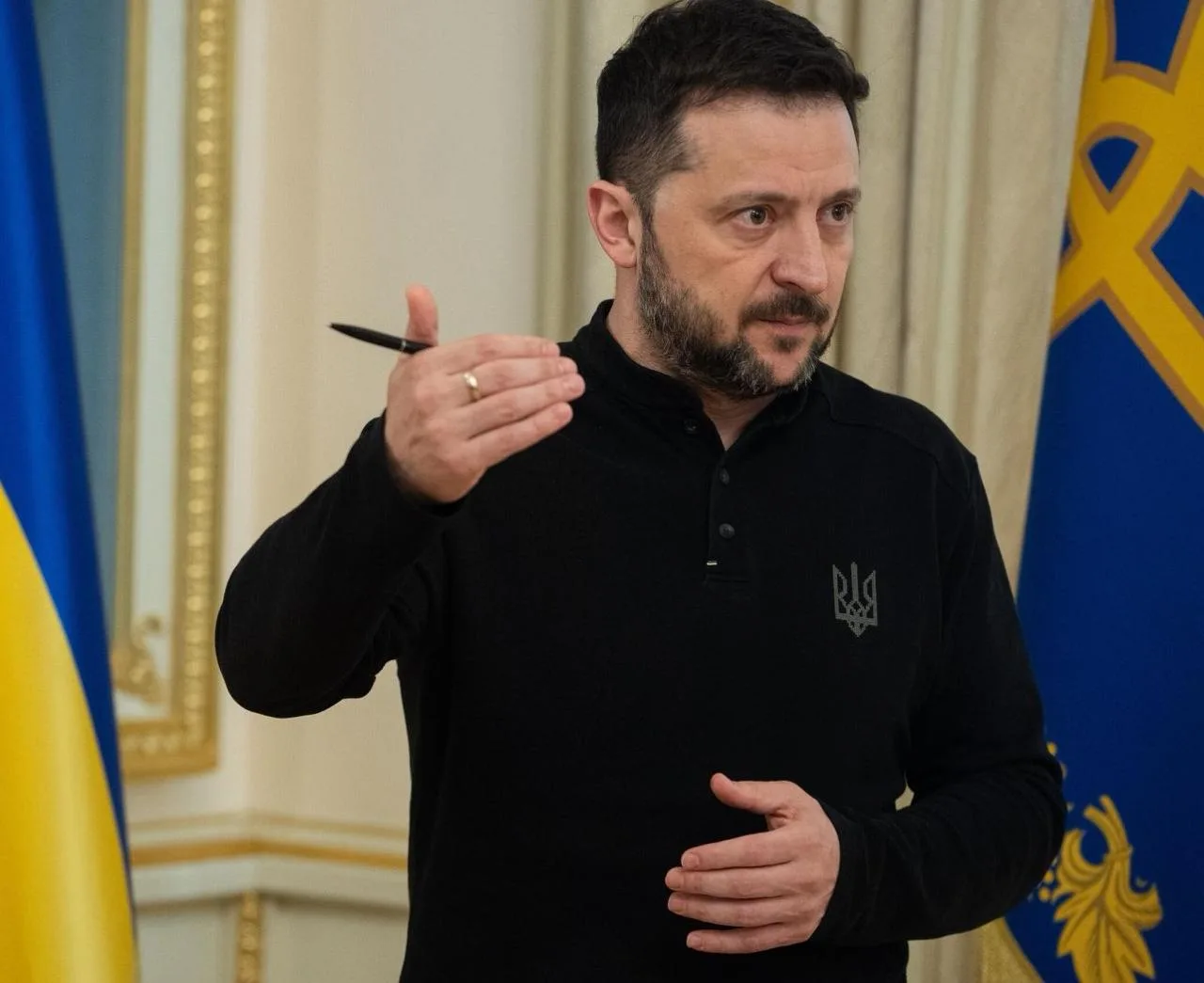 Зеленский заявил, что Россия дважды пыталась атаковать его президентский самолёт беспил...