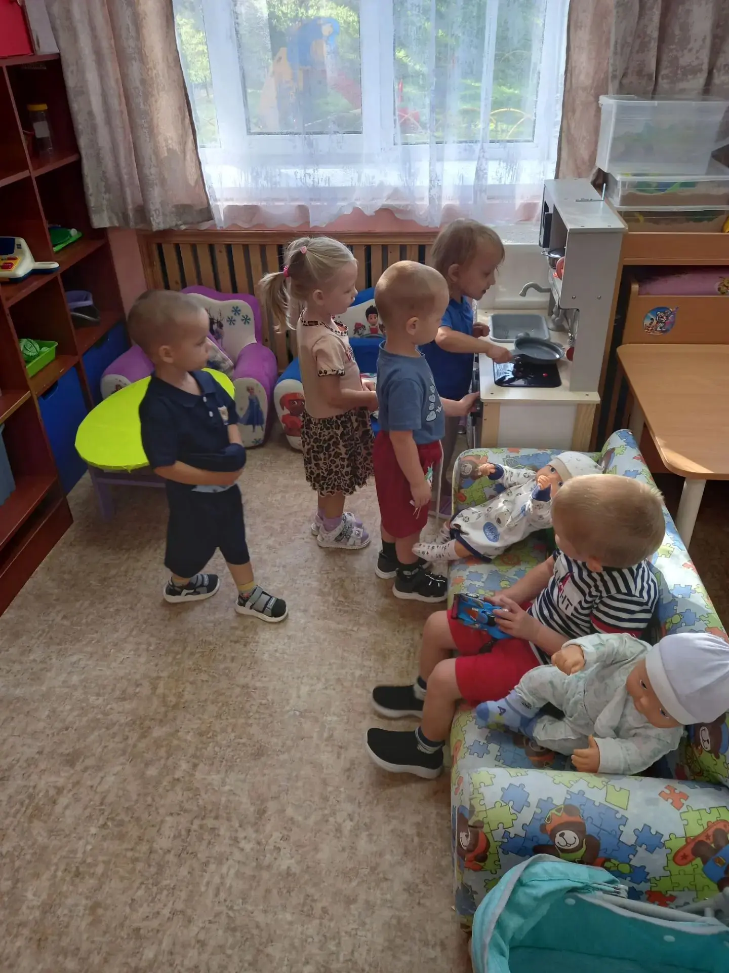 В дошкольной группе " Бабочки"  у малышей - идёт  важный этап  - адаптация.