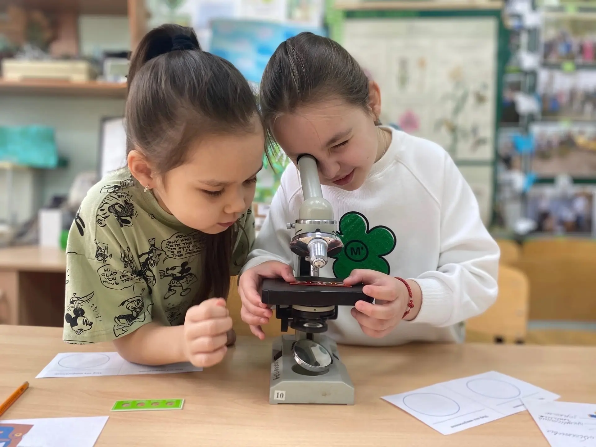 🔬 Тайны, которые прячутся у нас под носом: почему детям важно изучать микромир

🌍 Микроскоп как ок