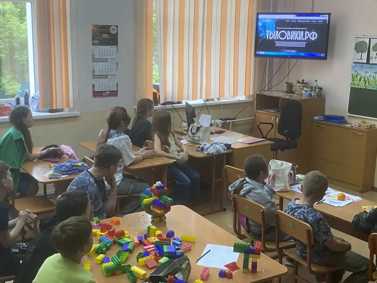 🇷🇺 В нашем лагере прошёл показ фильмов проекта «Тыловики»

В рамках патриотического воспитания для