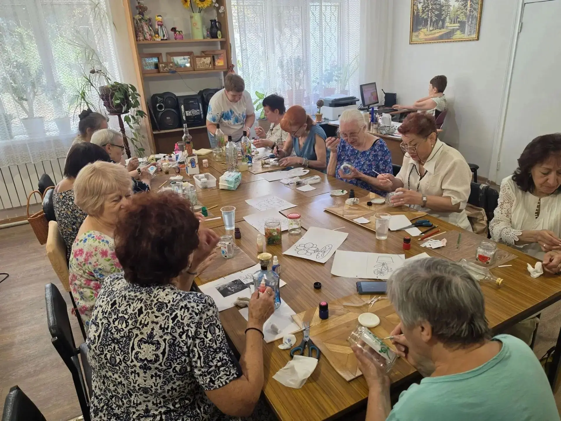 В ГБУСО ЦСОН Киевского района города Донецка прошел мастер класс росписи по стеклу. В х...