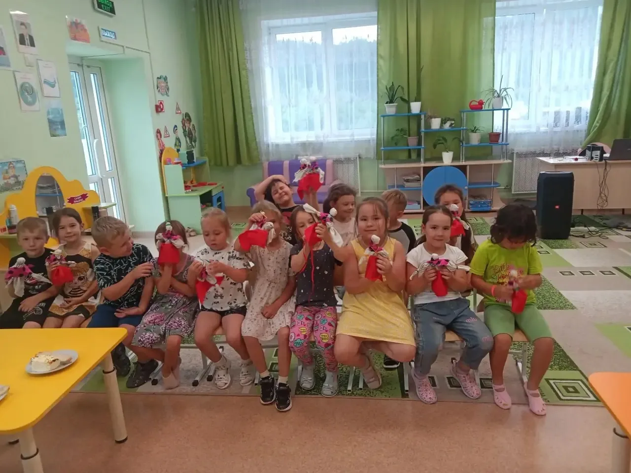 В группе «Зайчата» изготовили кукол Купавок ко Дню Ивана Купалы.

Кукла Купавка — традиционная обряд