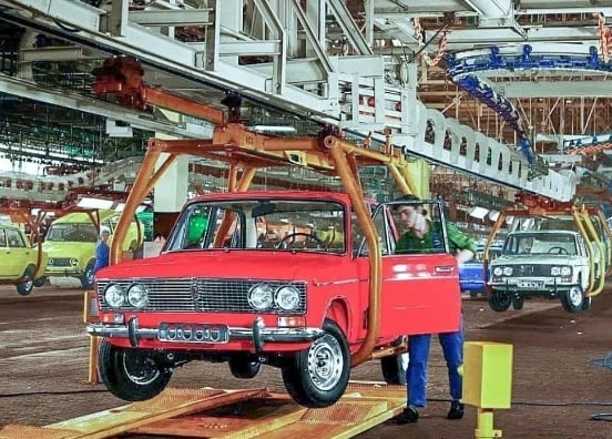 На конвейере Волжского автозавода, 1970-е.