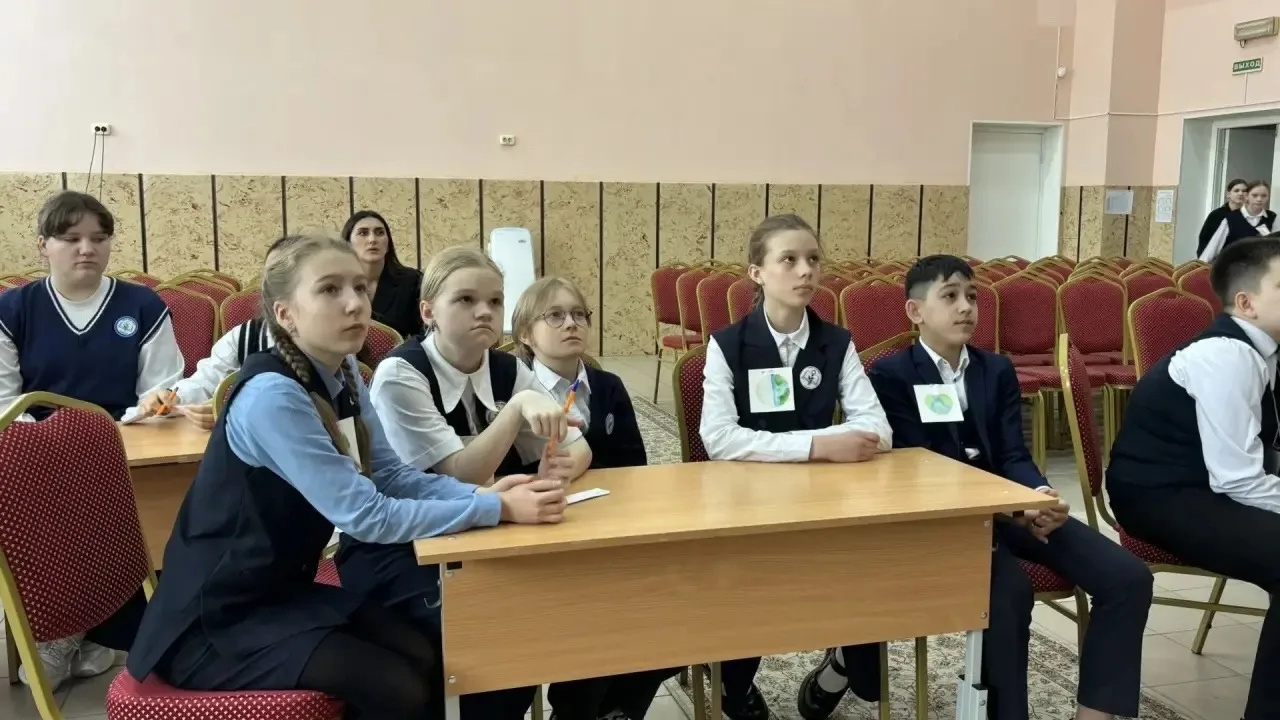 ЧИСТЫЙ МИР, СВЕТЛЫЙ УМ: ШЕСТИКЛАССНИКИ ОТМЕТИЛИ ДЕНЬ ЗЕМЛИ ПОЗНАВАТЕЛЬНОЙ ВИКТОРИНОЙ 🌍🧠✨  В рамках В