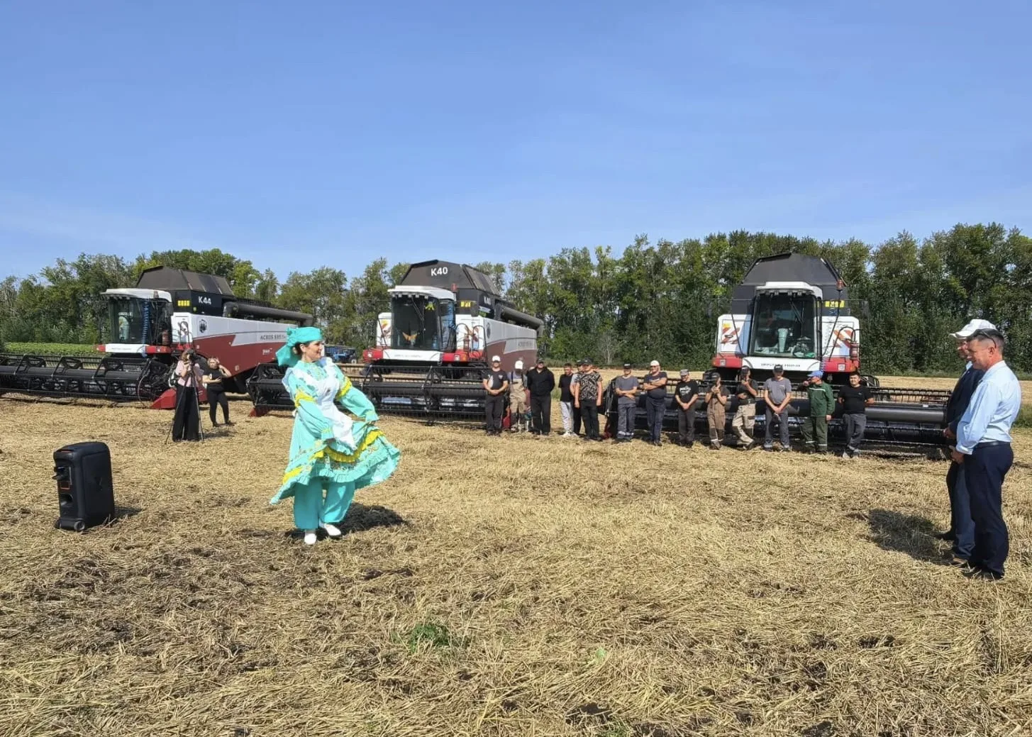 20 августа творческая бригада районного Дворца культуры выехала на полевой стан.