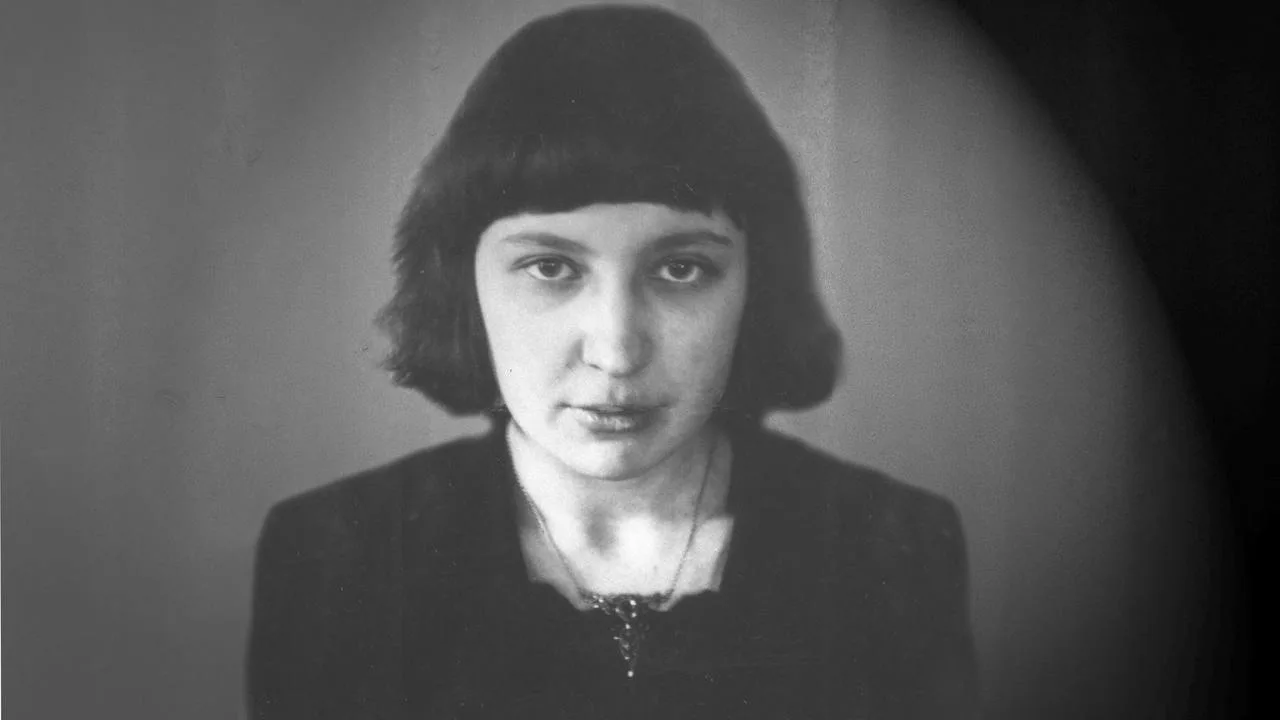 Летo как выходные. 
Такое же прекрасное и также быстро проходит. 
Июнь – это пятница, 
июль – суббот