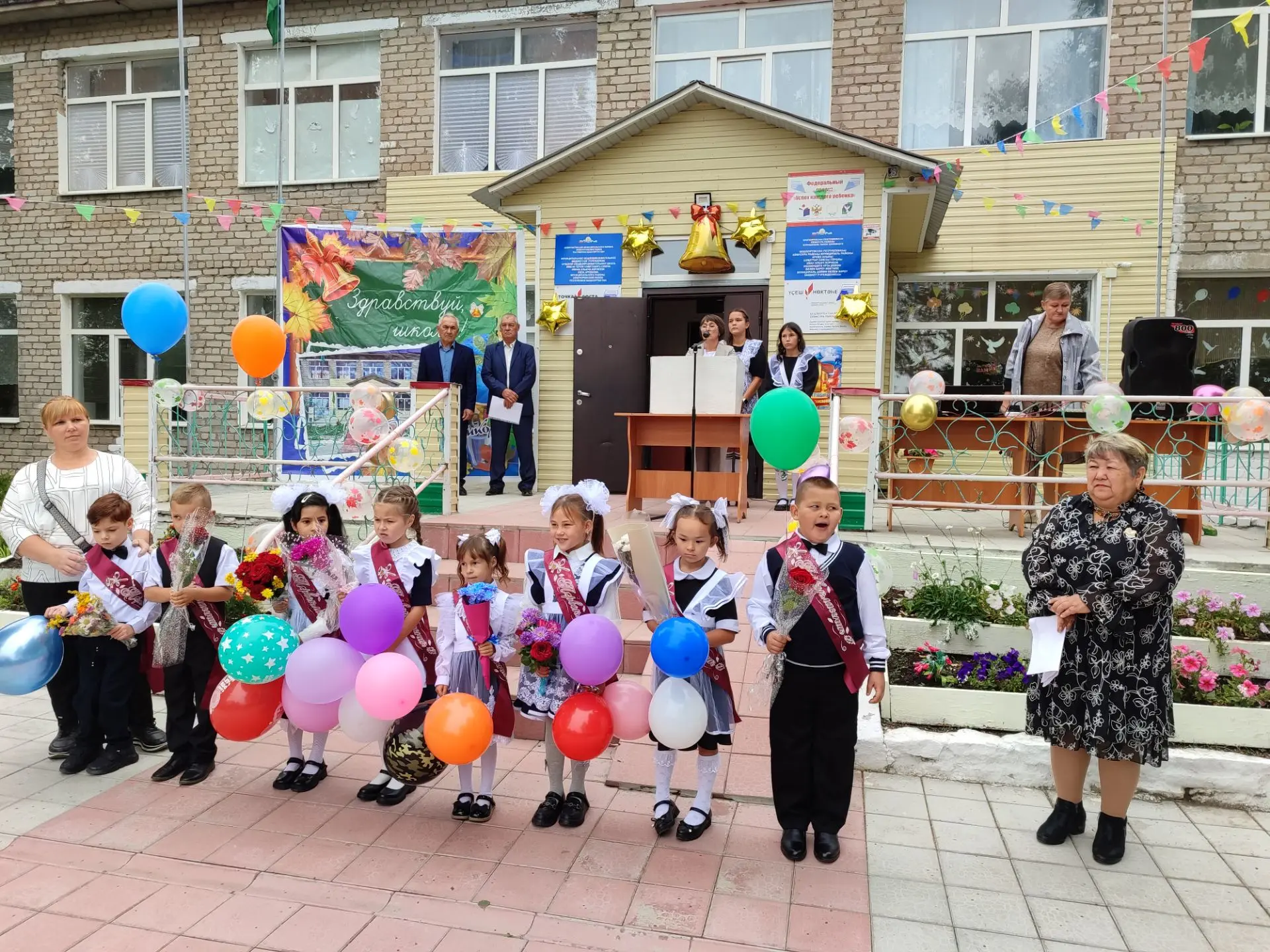 🎉 С Днём знаний! 🎉.   1 сентября в нашей школе прошла торжественная линейка, посвящён...