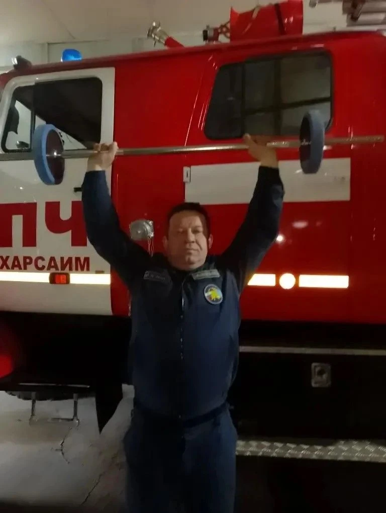 Специалисты департамента гражданской защиты и пожарной безопасности ЯНАО, а также пожарные и спасате
