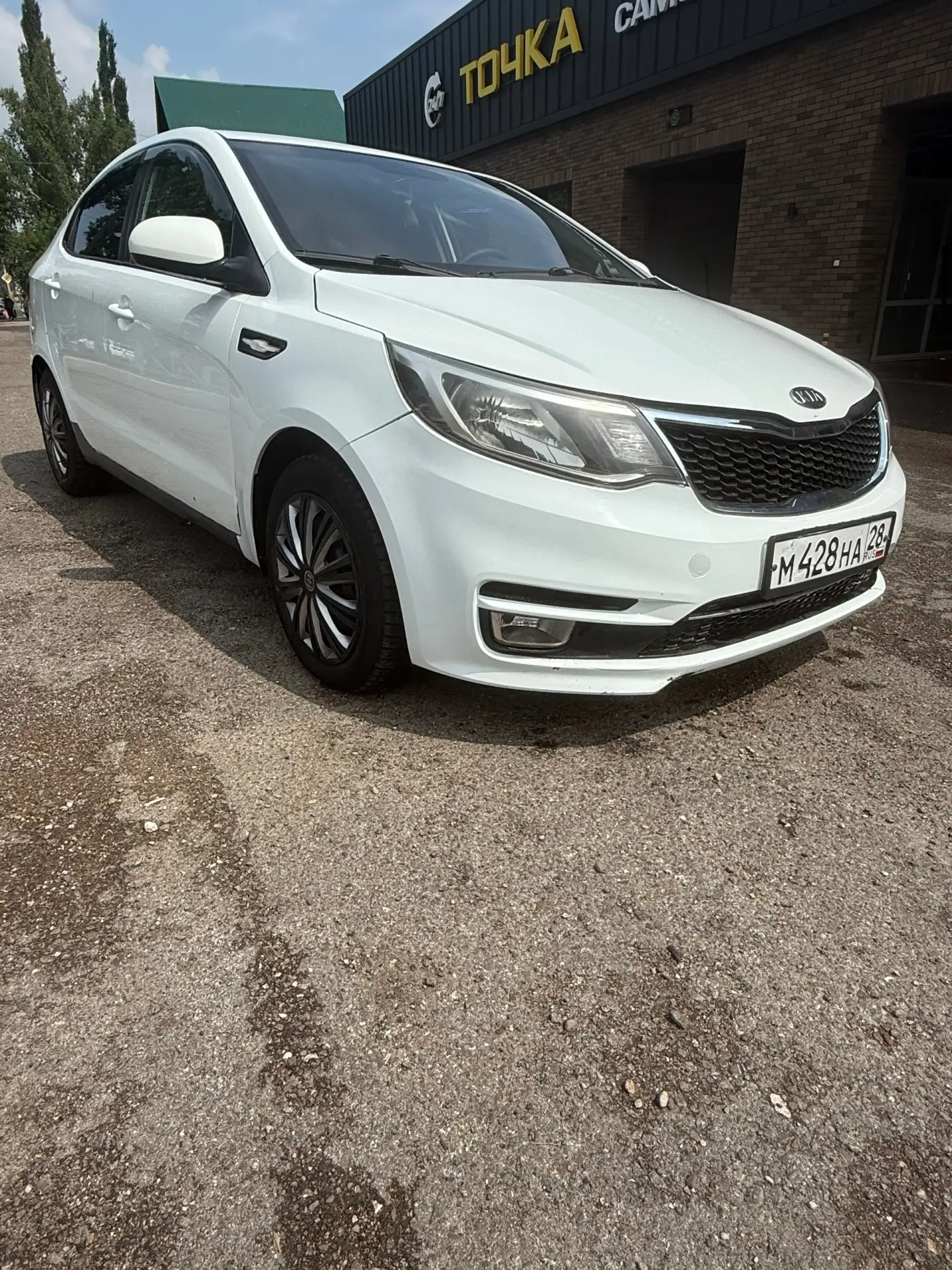KIA rio 3, белого цвета, 22 декабря 2016 куплен. 3 хозяина. Автомат, мультируль, музыка...