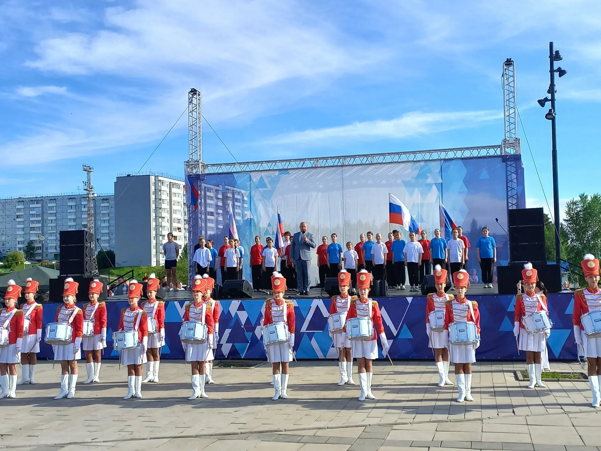 Россия – это мы!

11 июня на Центральной городской площади жители Усть-Илимска отмечали двойной праз