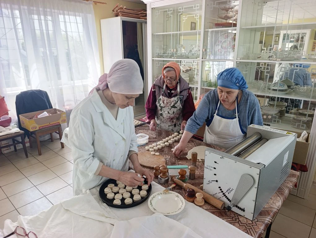 Наши дорогие девочки-просфорницы, они же сёстры милосердия 😇нашего Сестричества, под п...